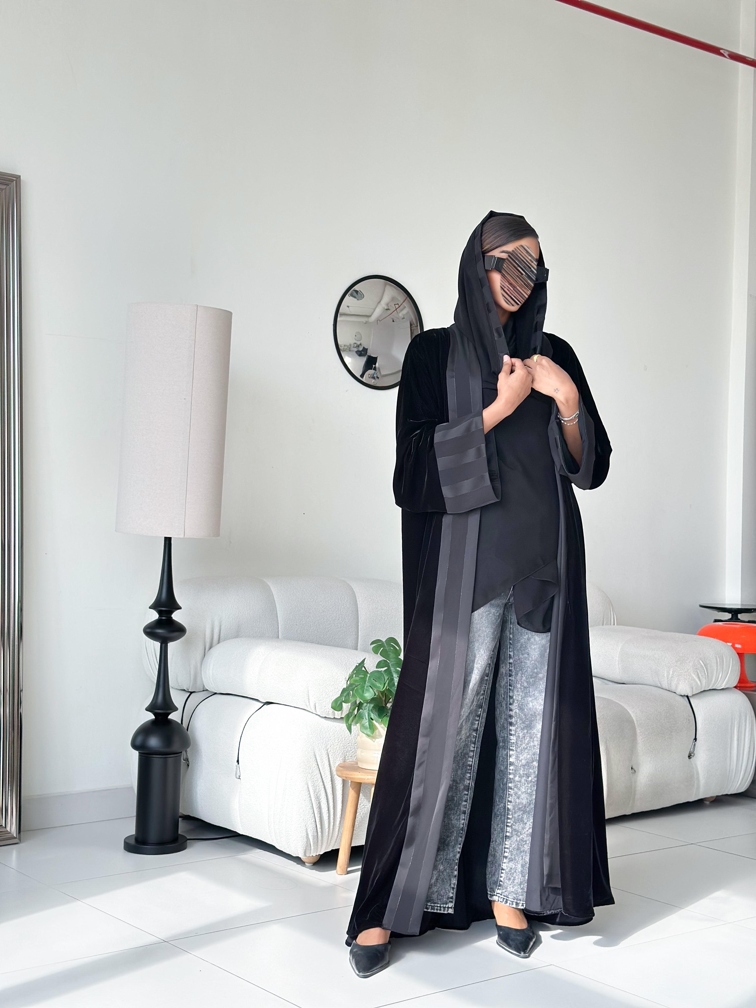 MWT688 - عباية مخمل مع تدخيلة ساتان - Aya