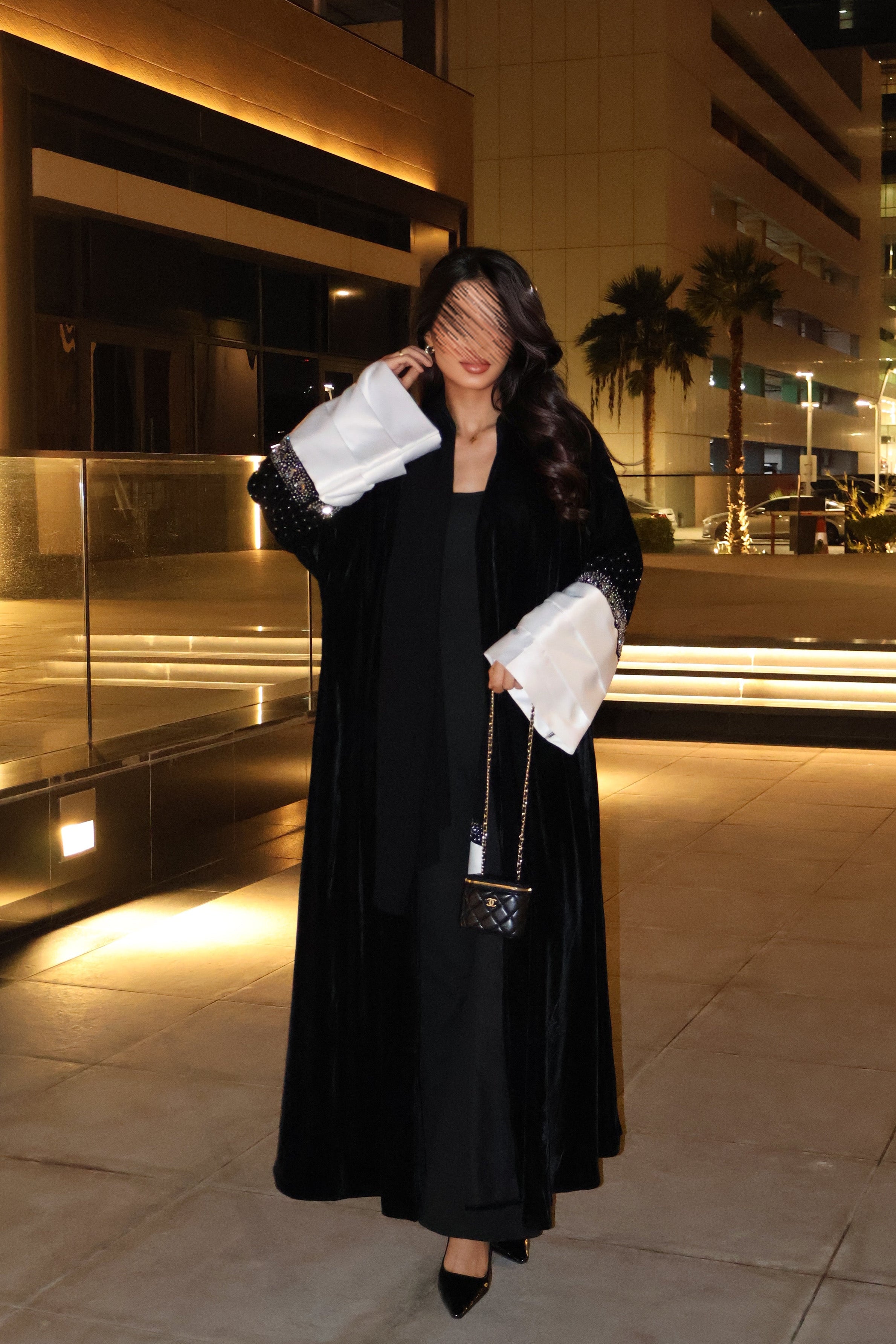 MWT669 - عباية مخمل اسود مع تدخيلة ابيض - Aya