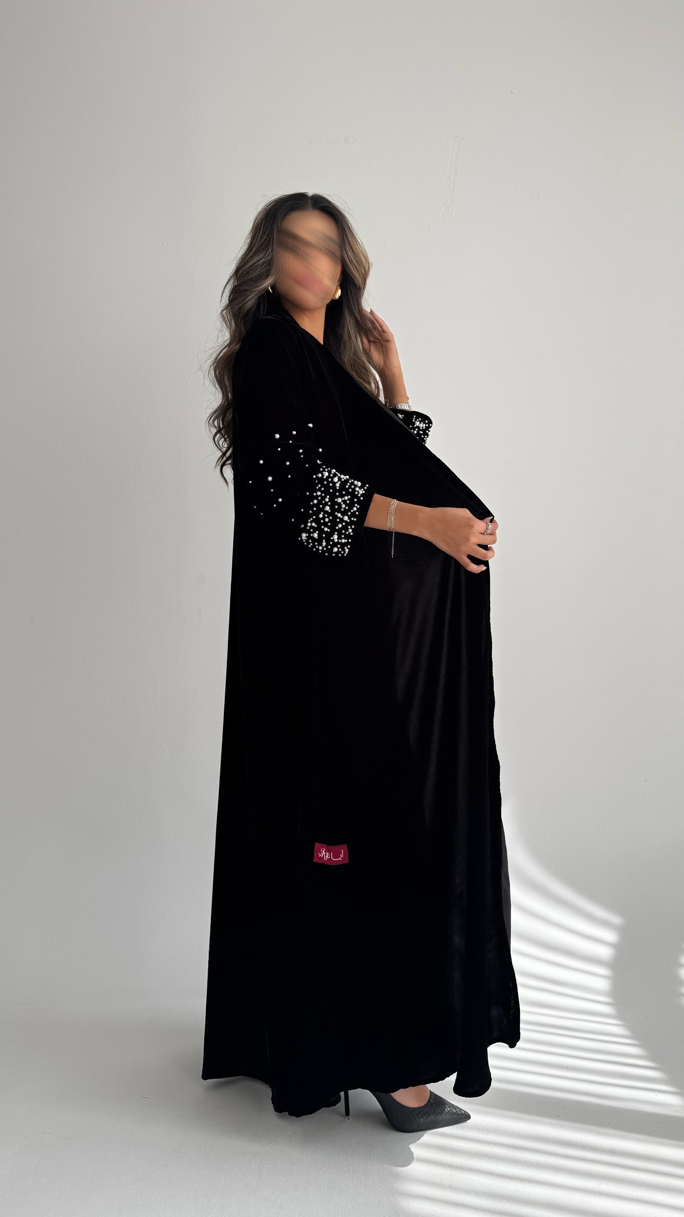 MWT698 - عباية مخمل مع لؤلؤ بالاكمام