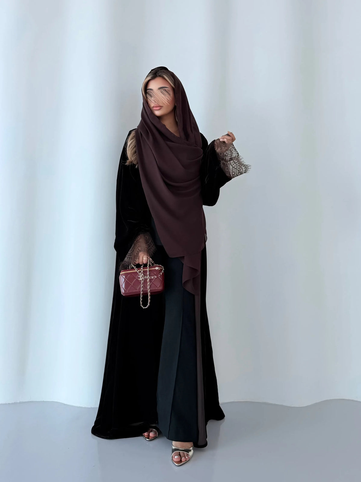 MWT5257 - مخمل بني شتوي مع تدخيلات دانتيل بني ناعم - Aya
