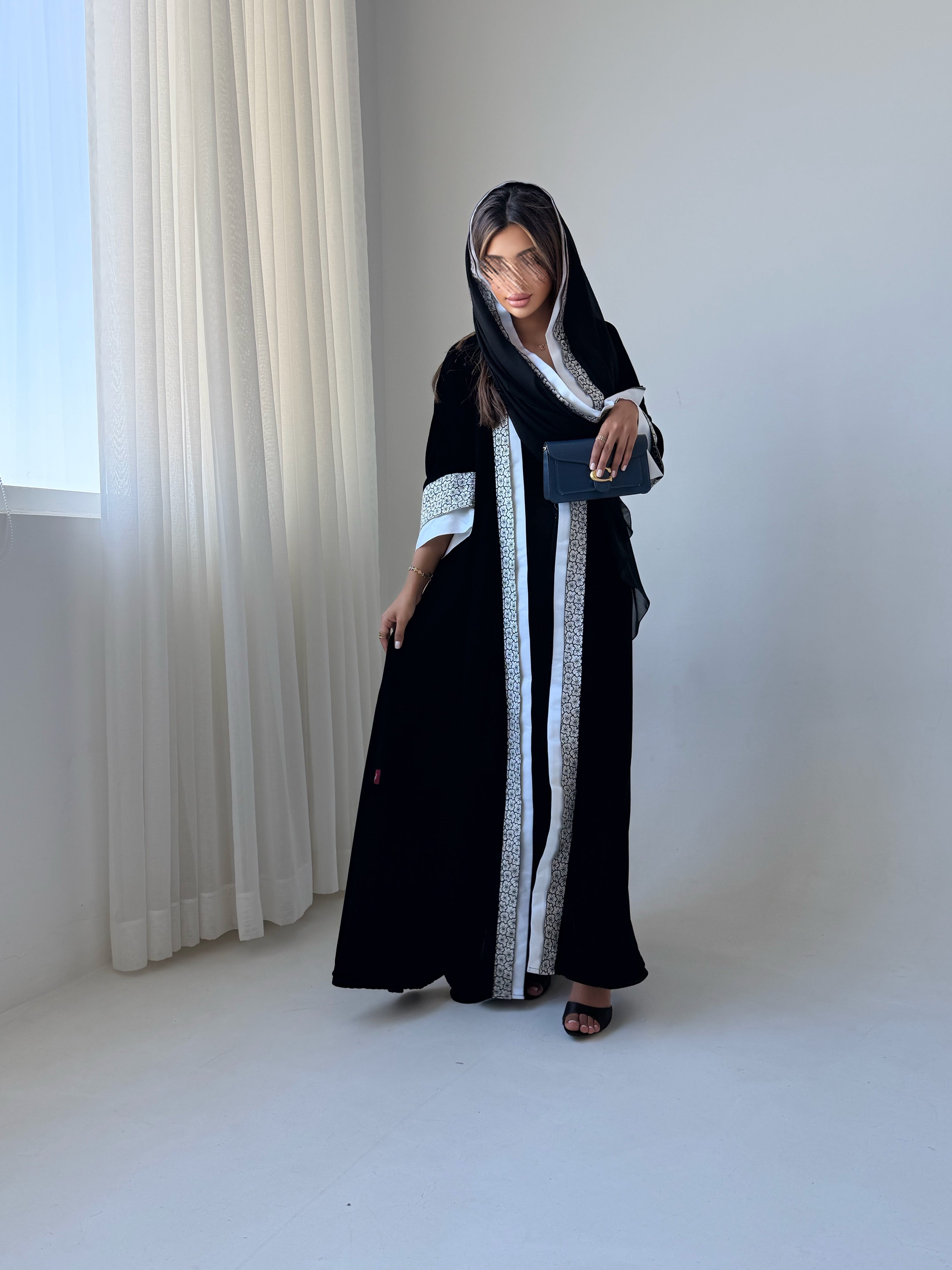 MWT963 - عباية مخمل مع تدخيله كلفه ورد من الامام