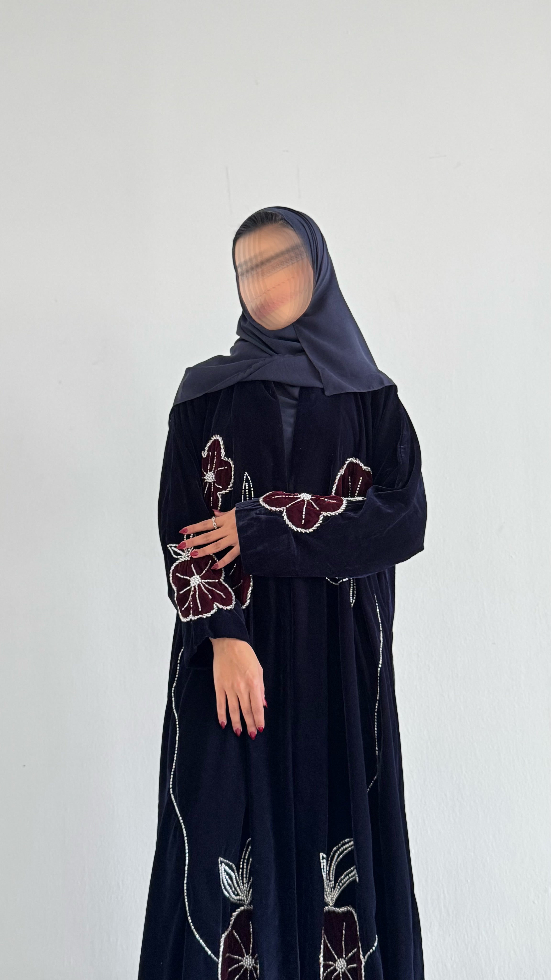 MWT543 - عباية مخمل مع تطريز وشك - Aya