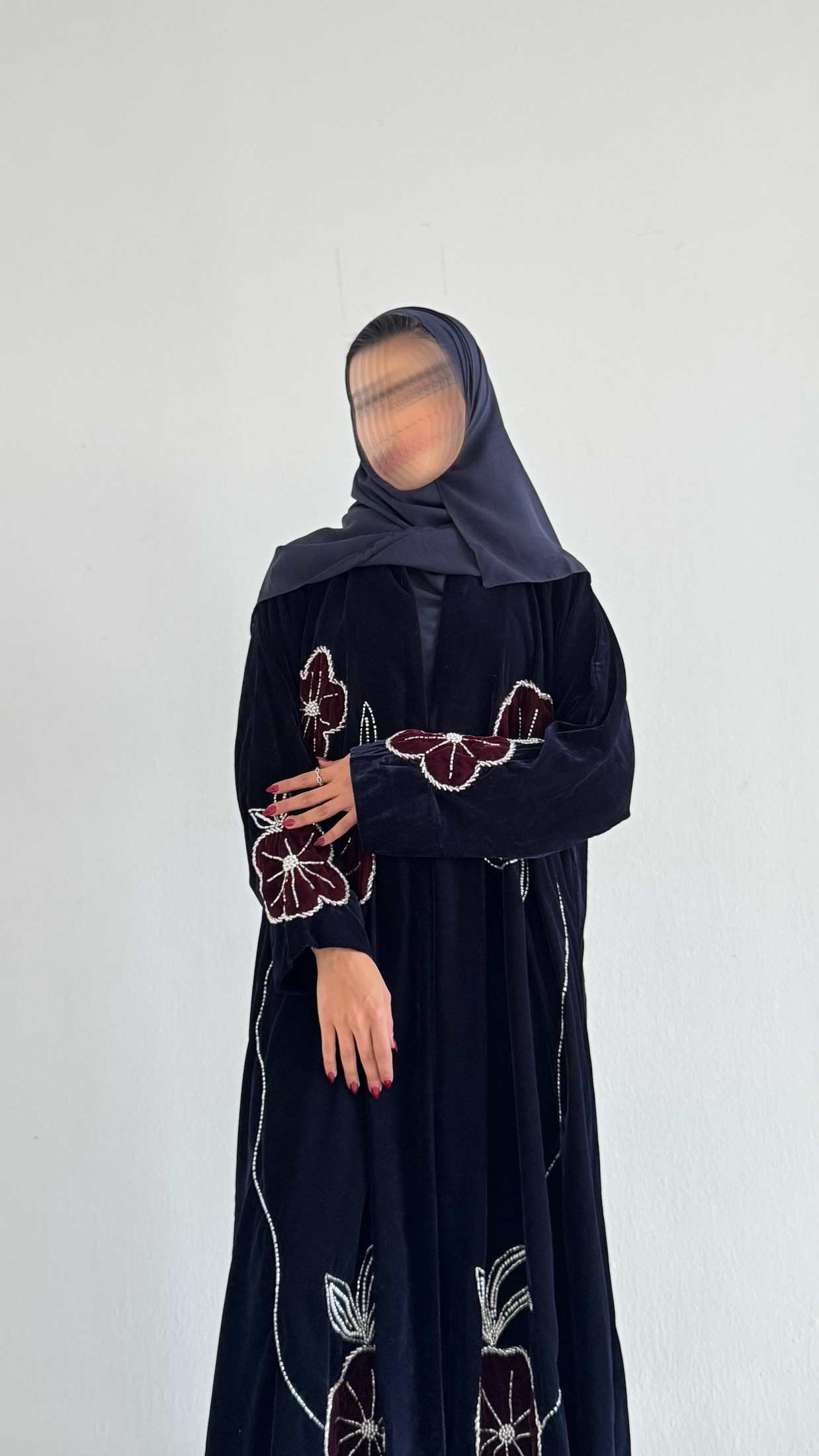 MWT543 - عباية مخمل مع تطريز وشك - Aya
