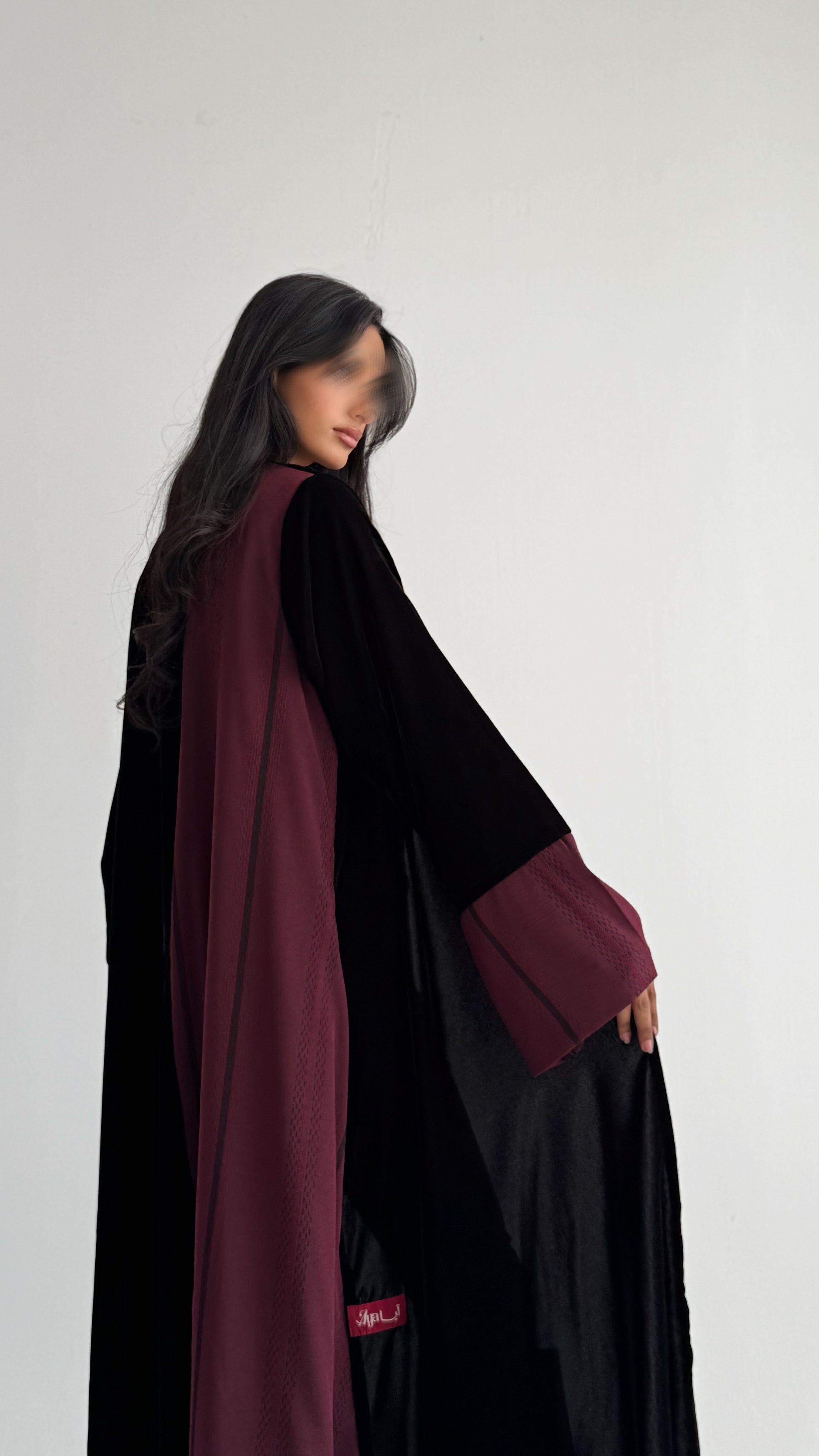 MW1842 - عباية مخمل مع اضافة تدخيلة الجاكار المطرز ليمنحك اطلالة راقية وعصرية - Aya