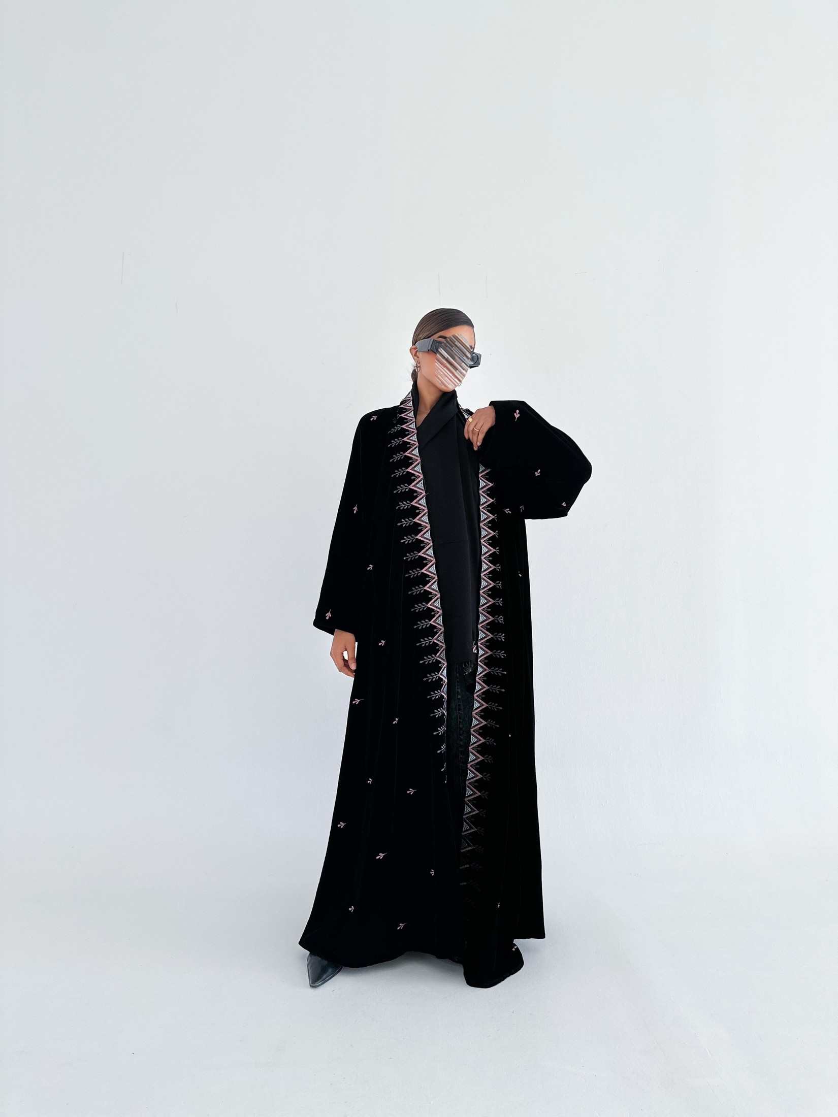 MW1817 - عباية مخمل تطريز ملون - Aya