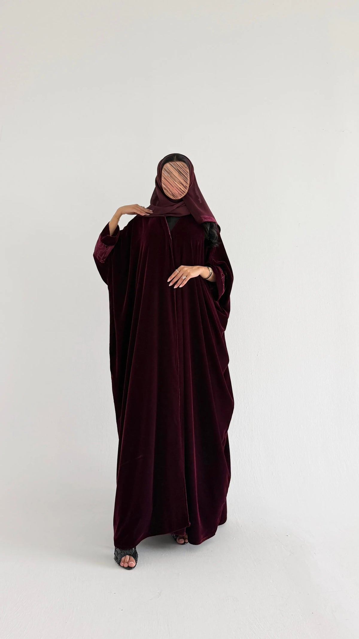 MWT1298 - عبايه مخمل عنابي بتدخيله مخمل لامعه - Aya