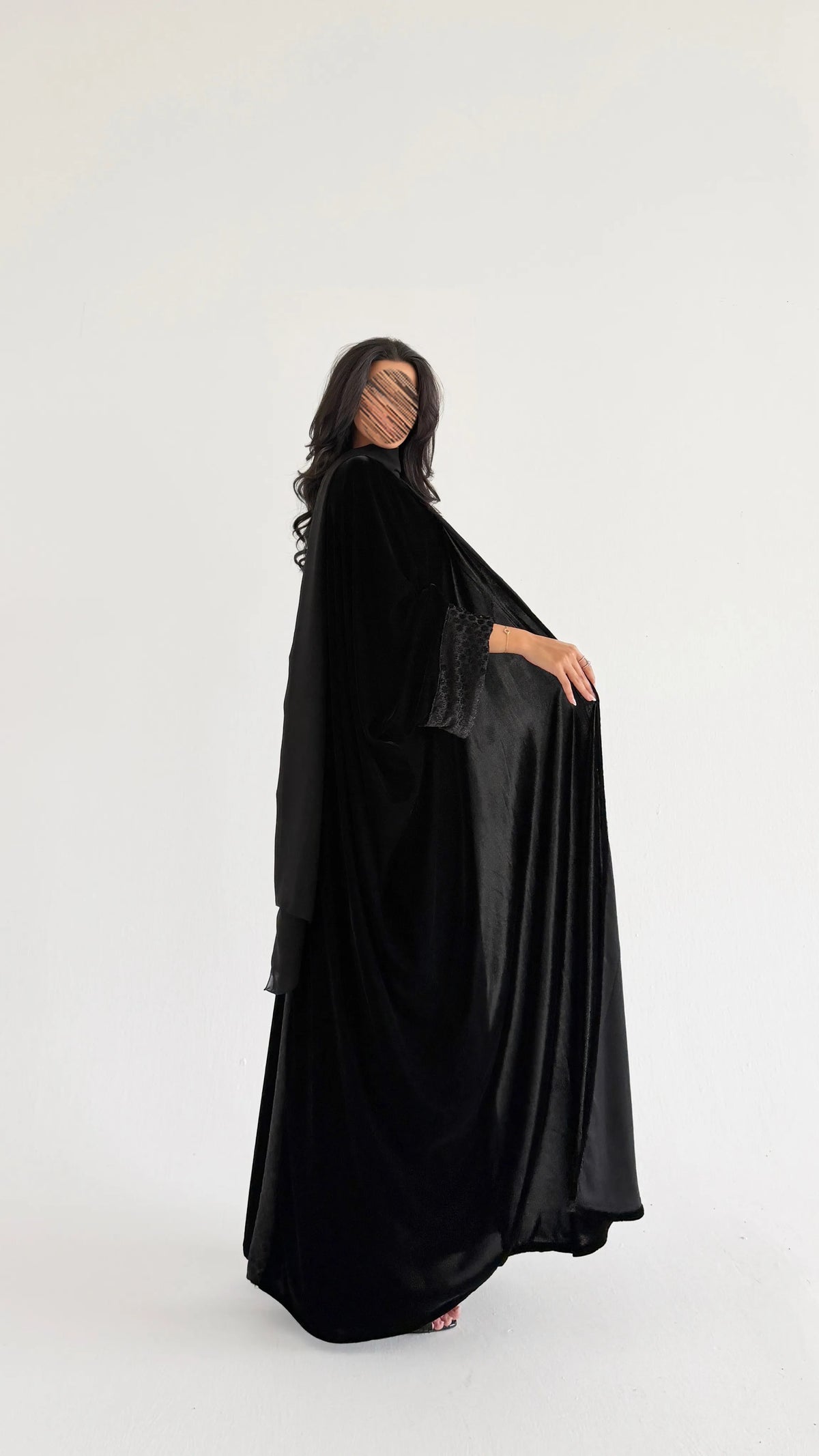 MWT2181 - عبايه مخمل بتدخيله لامعة سوداء - Aya