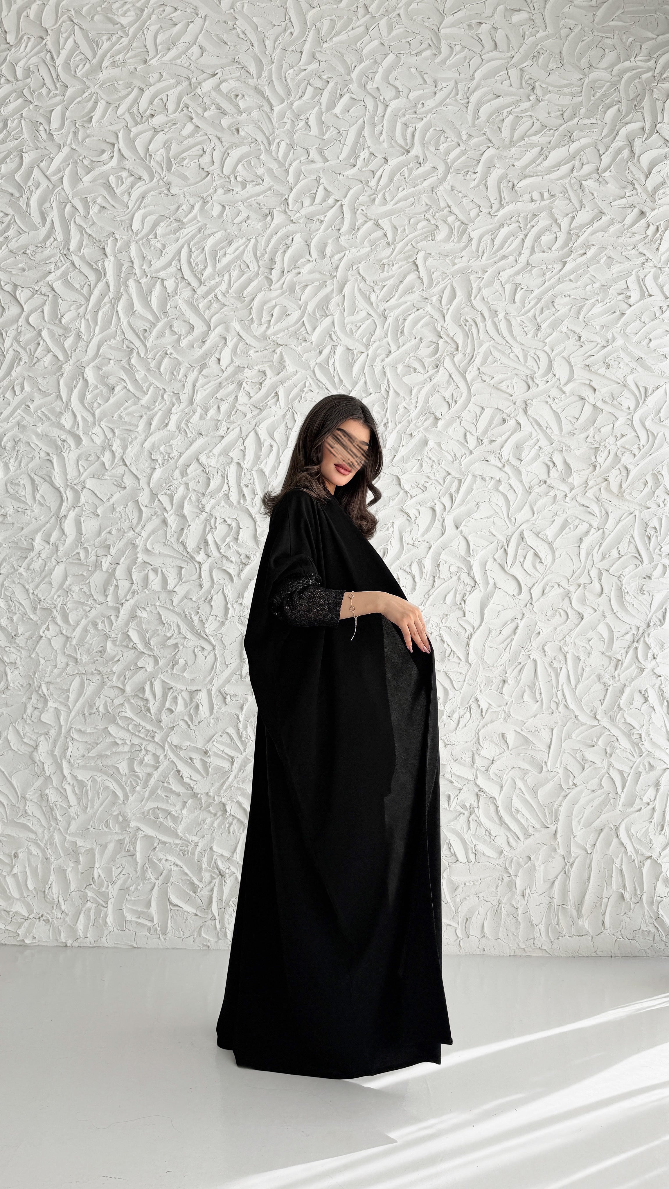 MW2131 - عباية كريب ملكي أنيقة بقصّة نص كلوش عصرية. - Aya