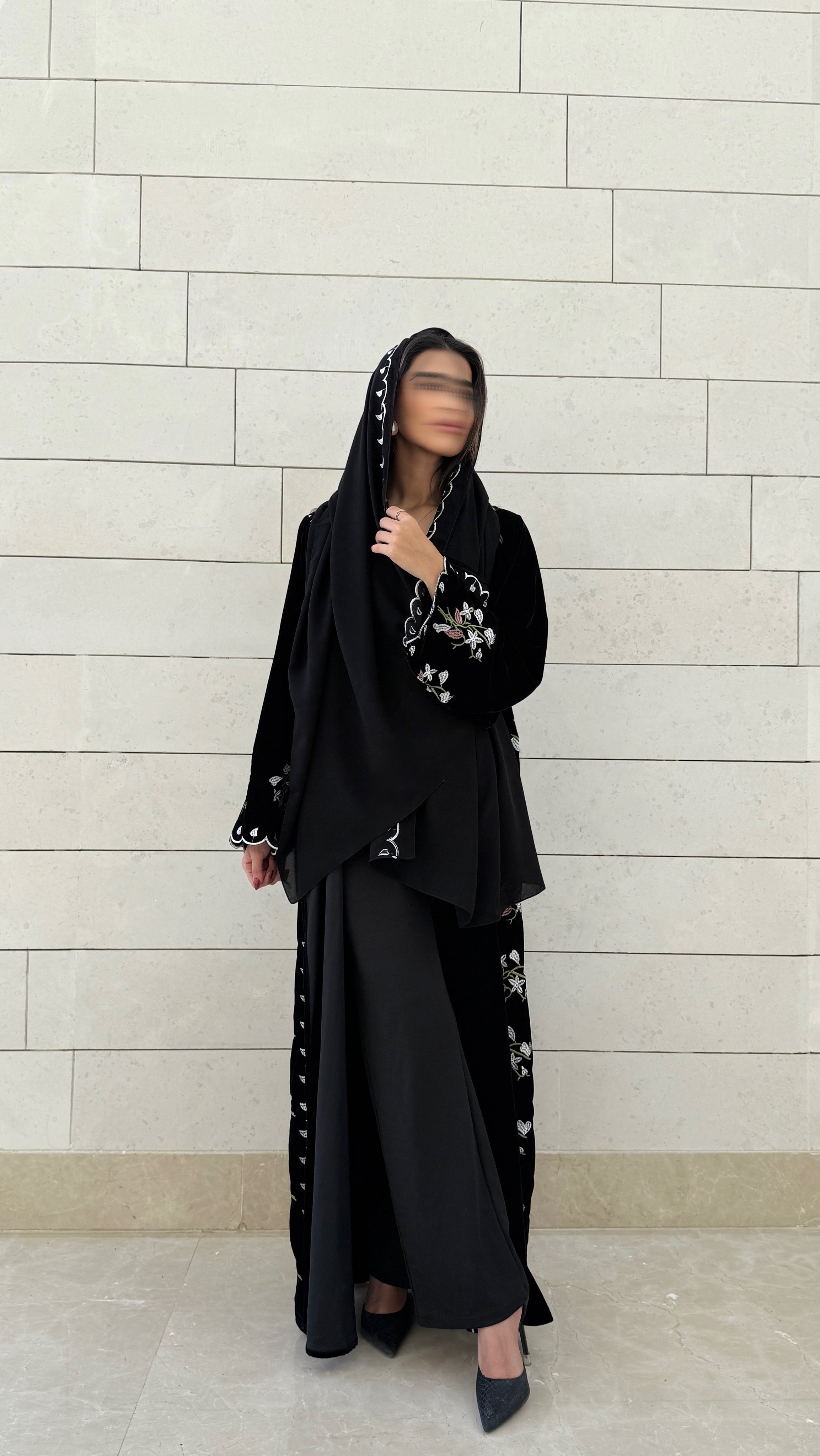 MWT566 - عباية مخمل سوداء بتطريز ورد على الجوانب - Aya