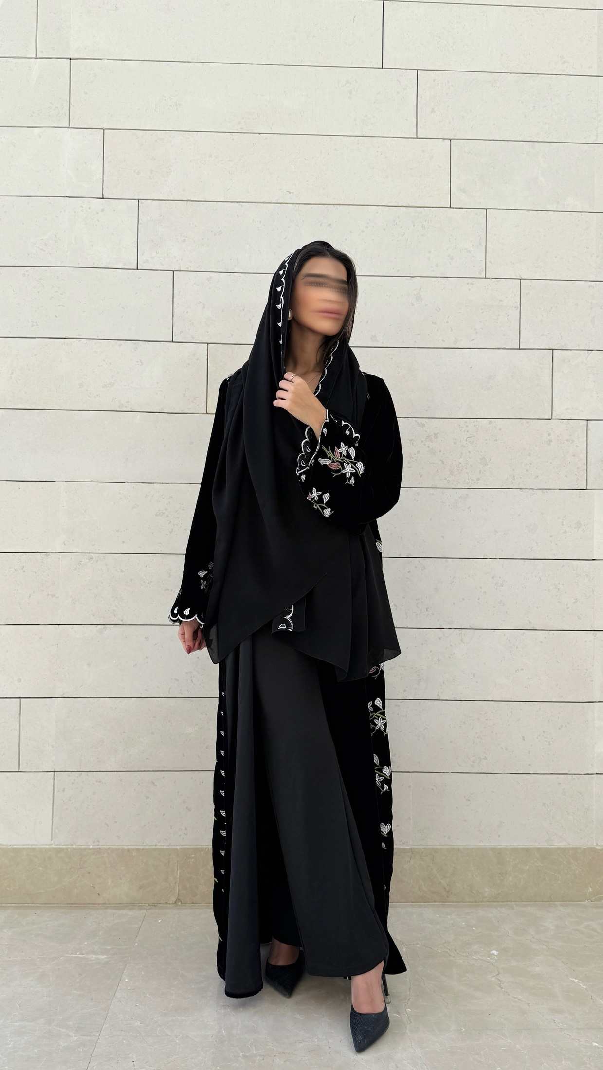 MWT566 - عباية مخمل سوداء بتطريز ورد على الجوانب - Aya