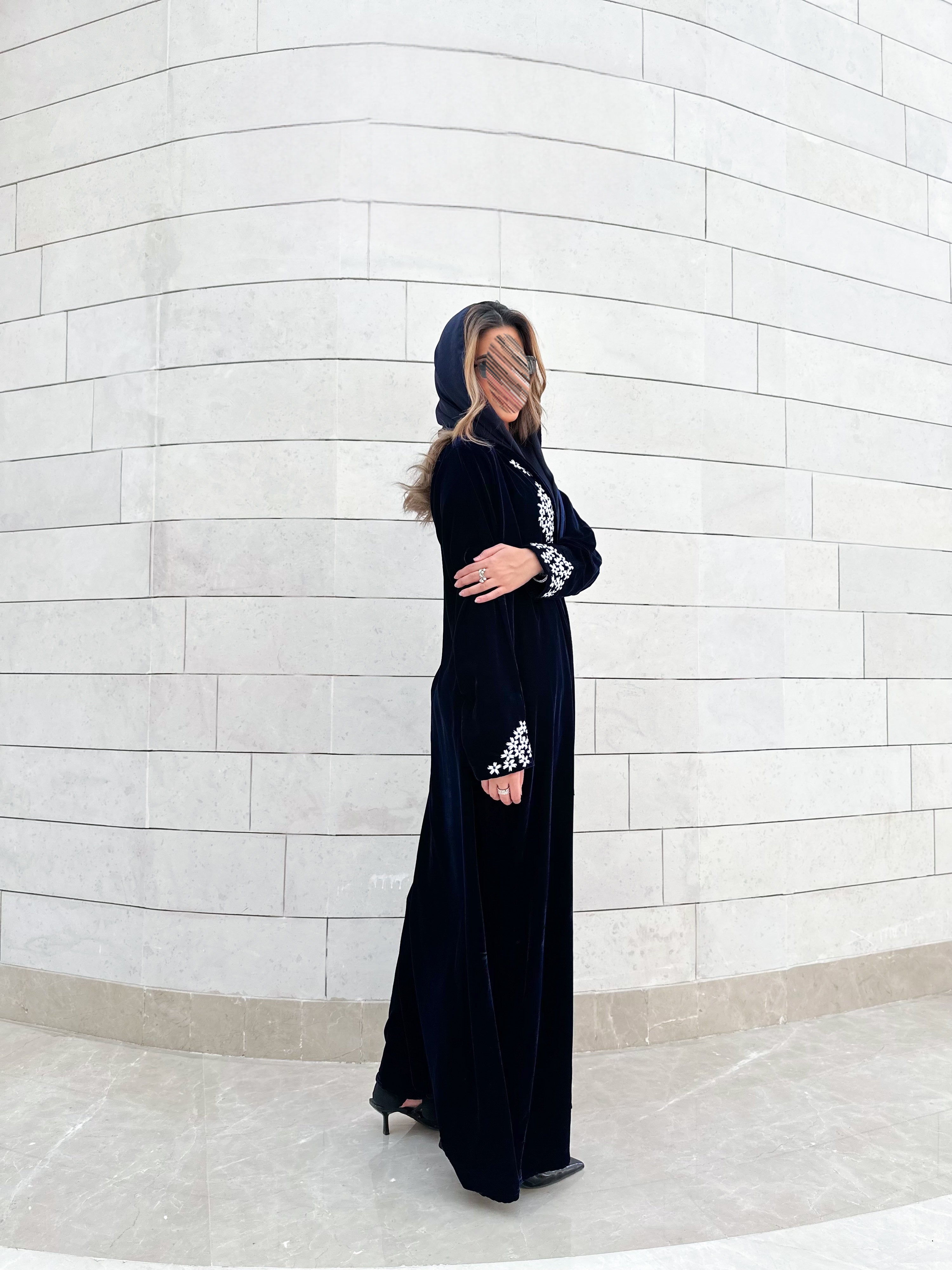 MWT729 - عباية مخمل مع شك أبيض - Aya