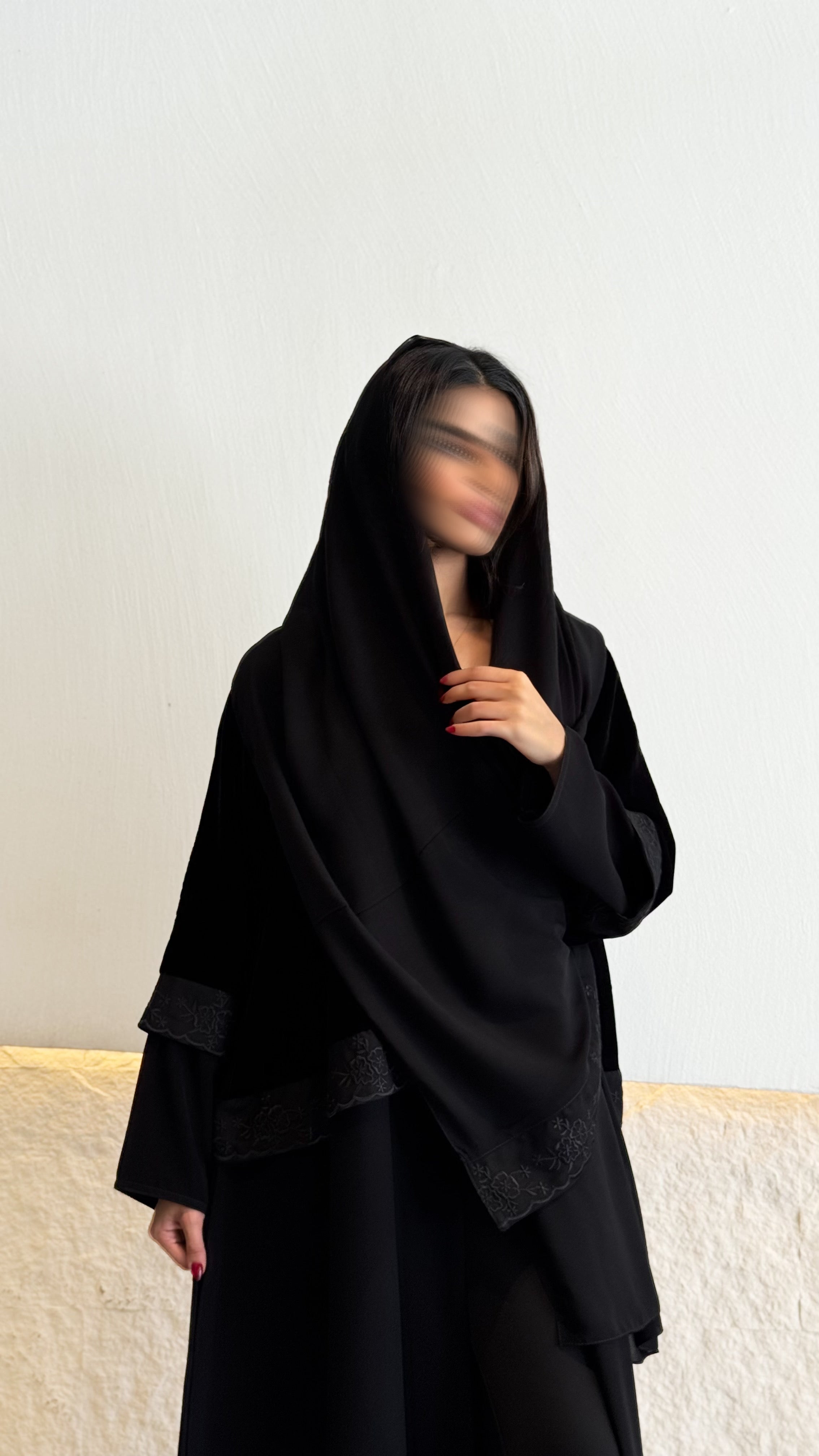 MW1778 - عباية مخمل بقطعتين من فوق مخمل ومن تحت قماش كريب مع كلفة تطريز كمبيوتر