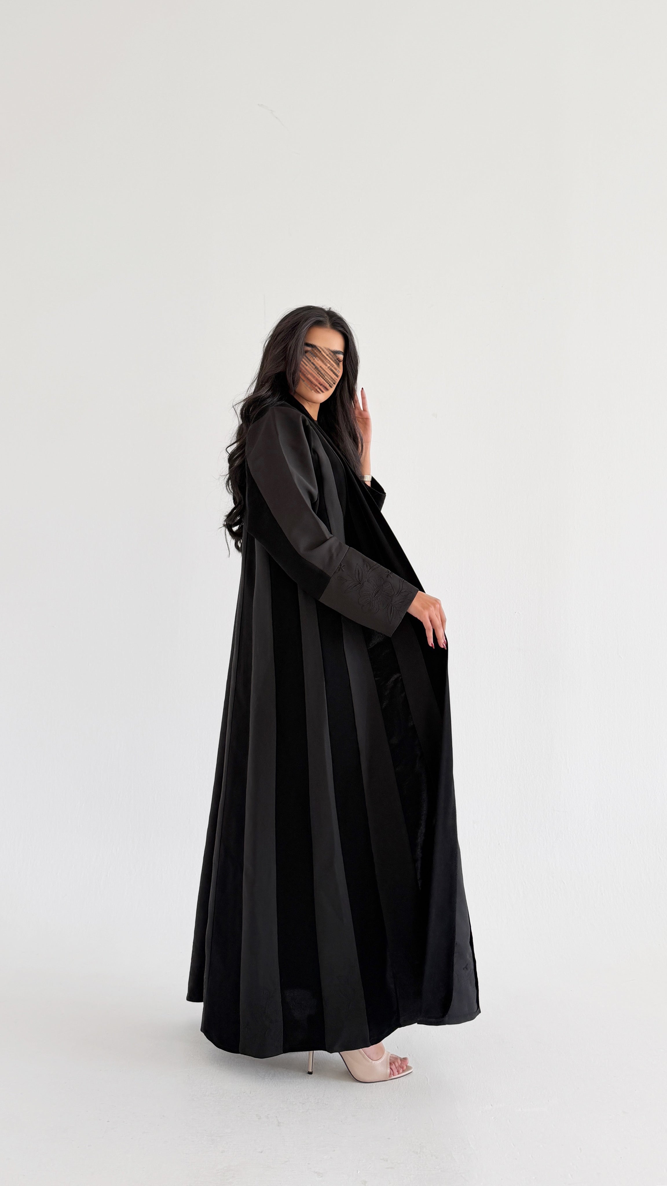 MW2019 - عبايه كريب نص كلوش مع اضافة قماش باربي بتطريز على القماش - Aya