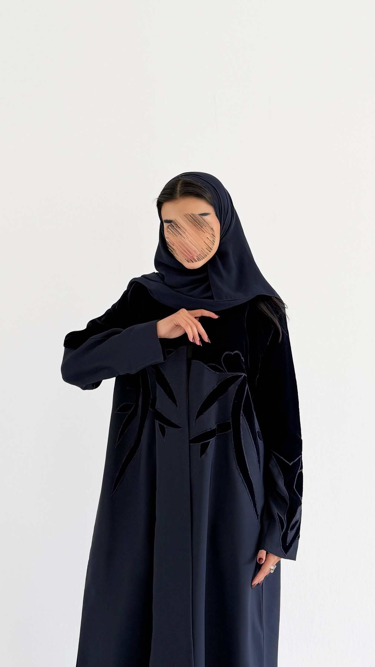 MWT895 - عبايه كريب مع تدخيله مخمل بشكل وردات - Aya