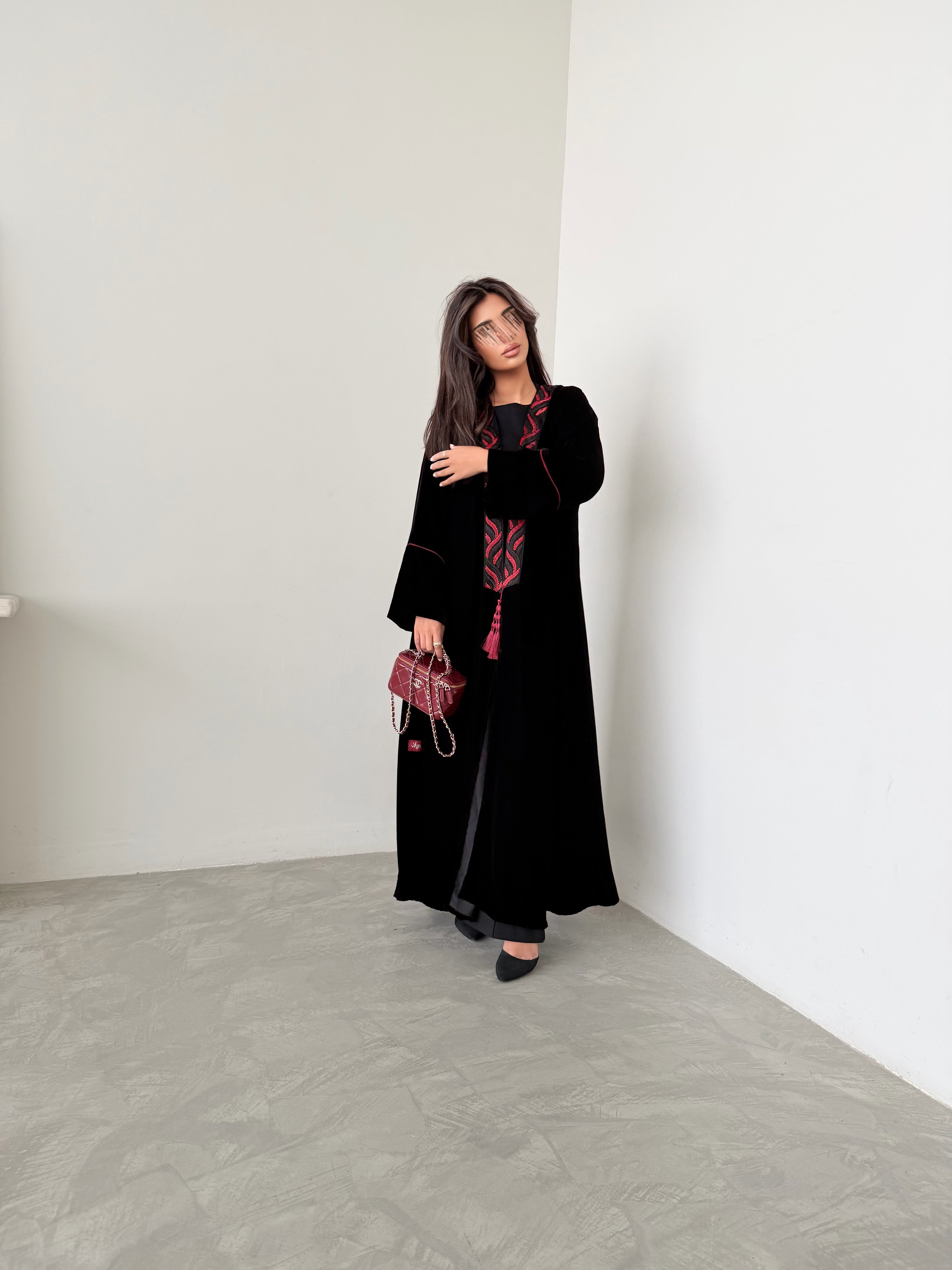 MWT967 - عبايه مخمل مع تدخيله كلفه احمر