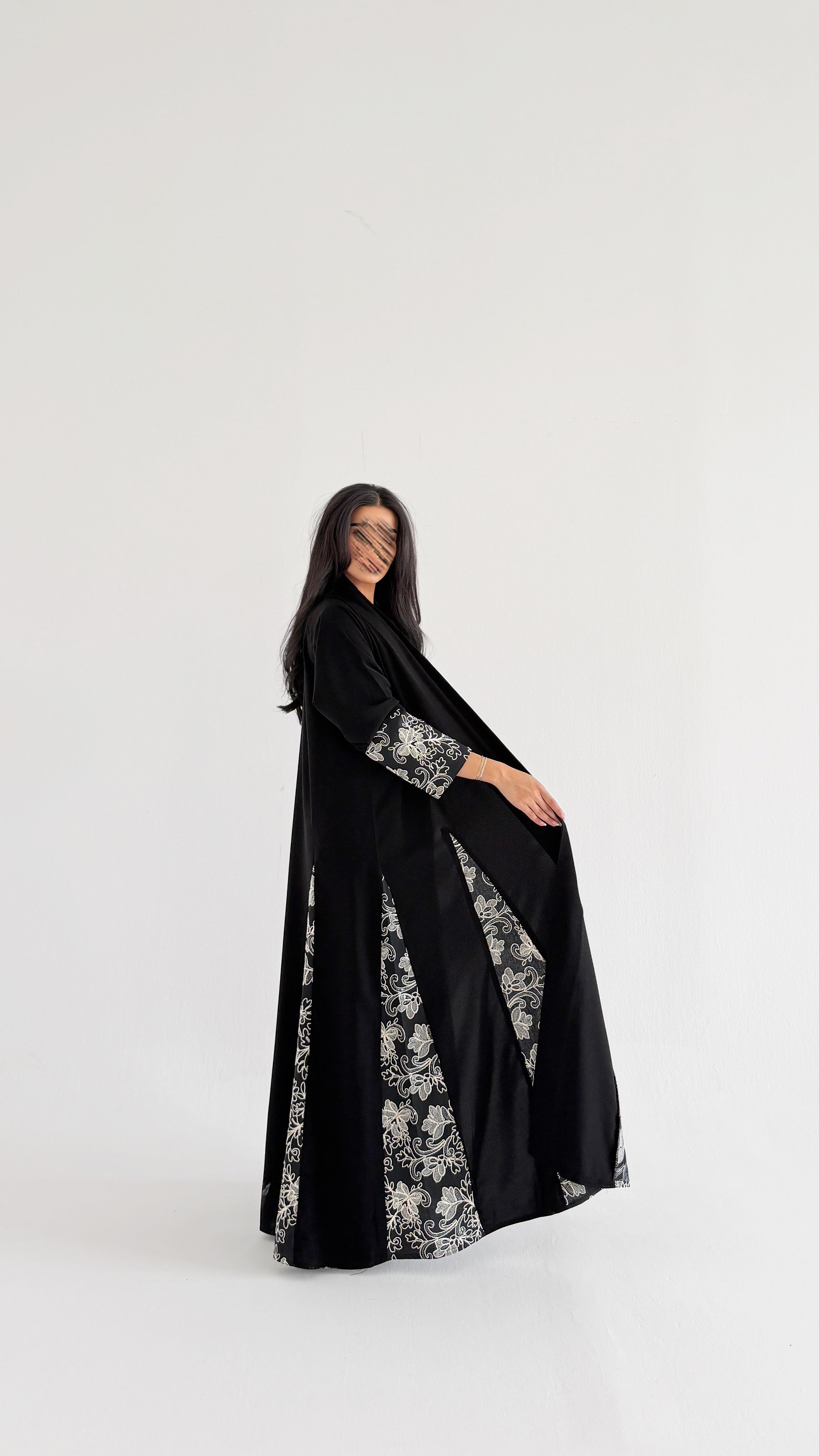 MWT1149 - عباية اسود بتدخيله تطريز وردات - Aya