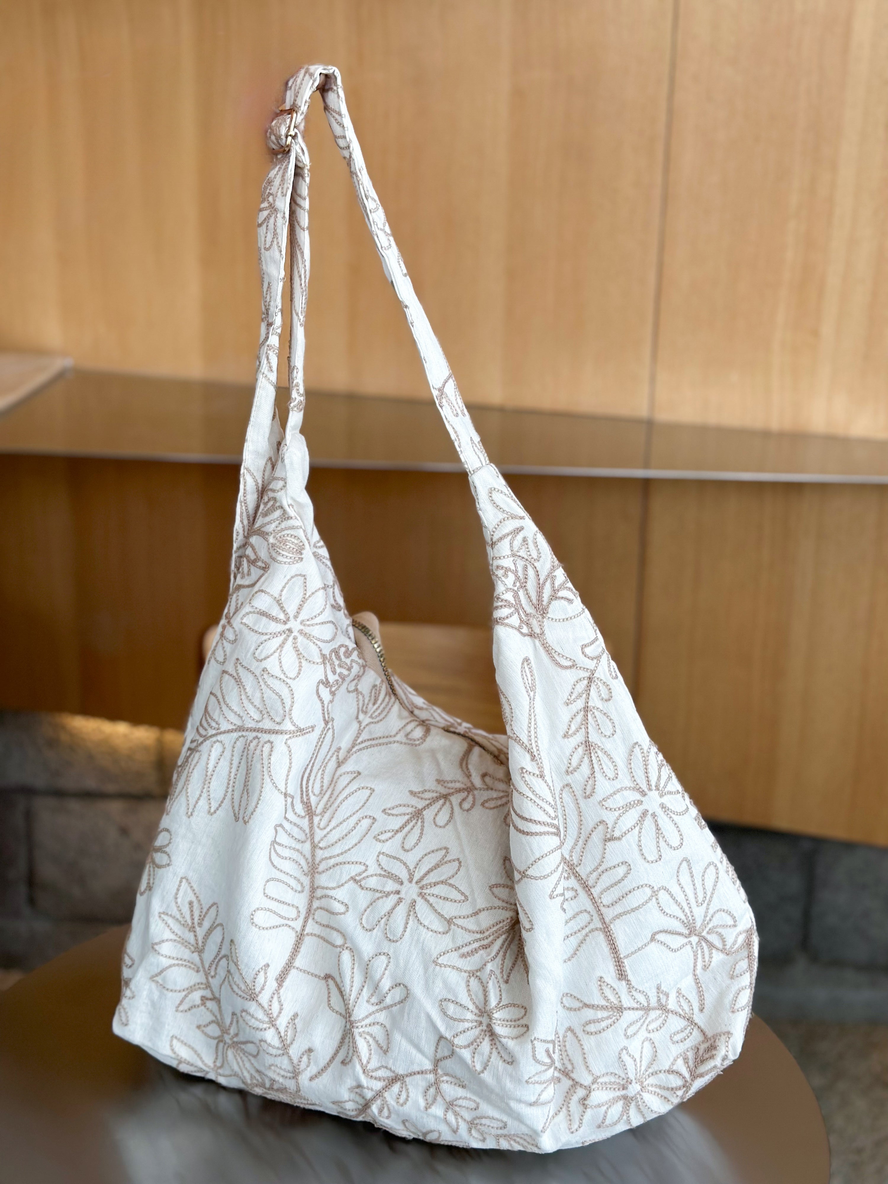 MWB0400 - شنطة هوبو كتان مطرز - Aya