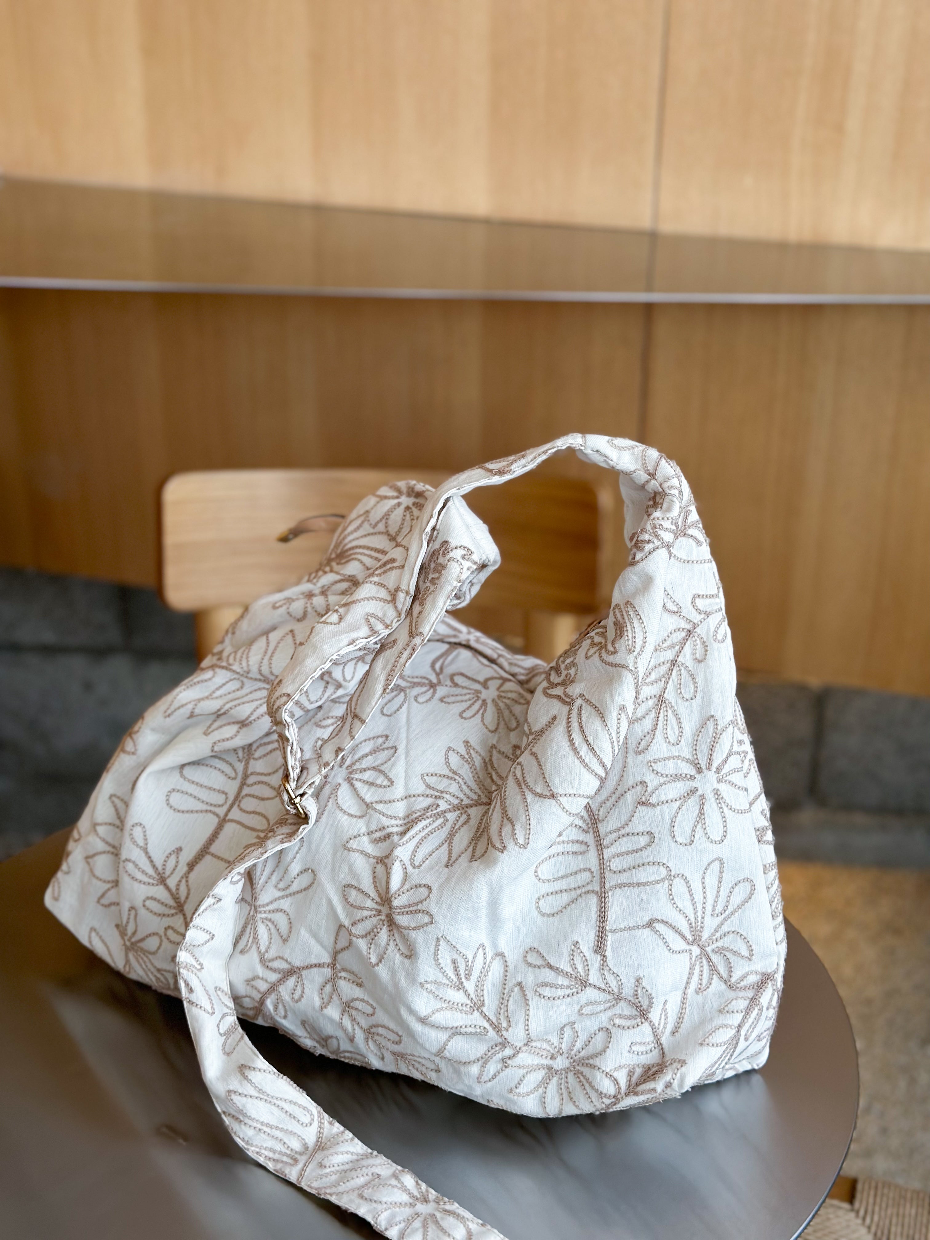 MWB0400 - شنطة هوبو كتان مطرز - Aya