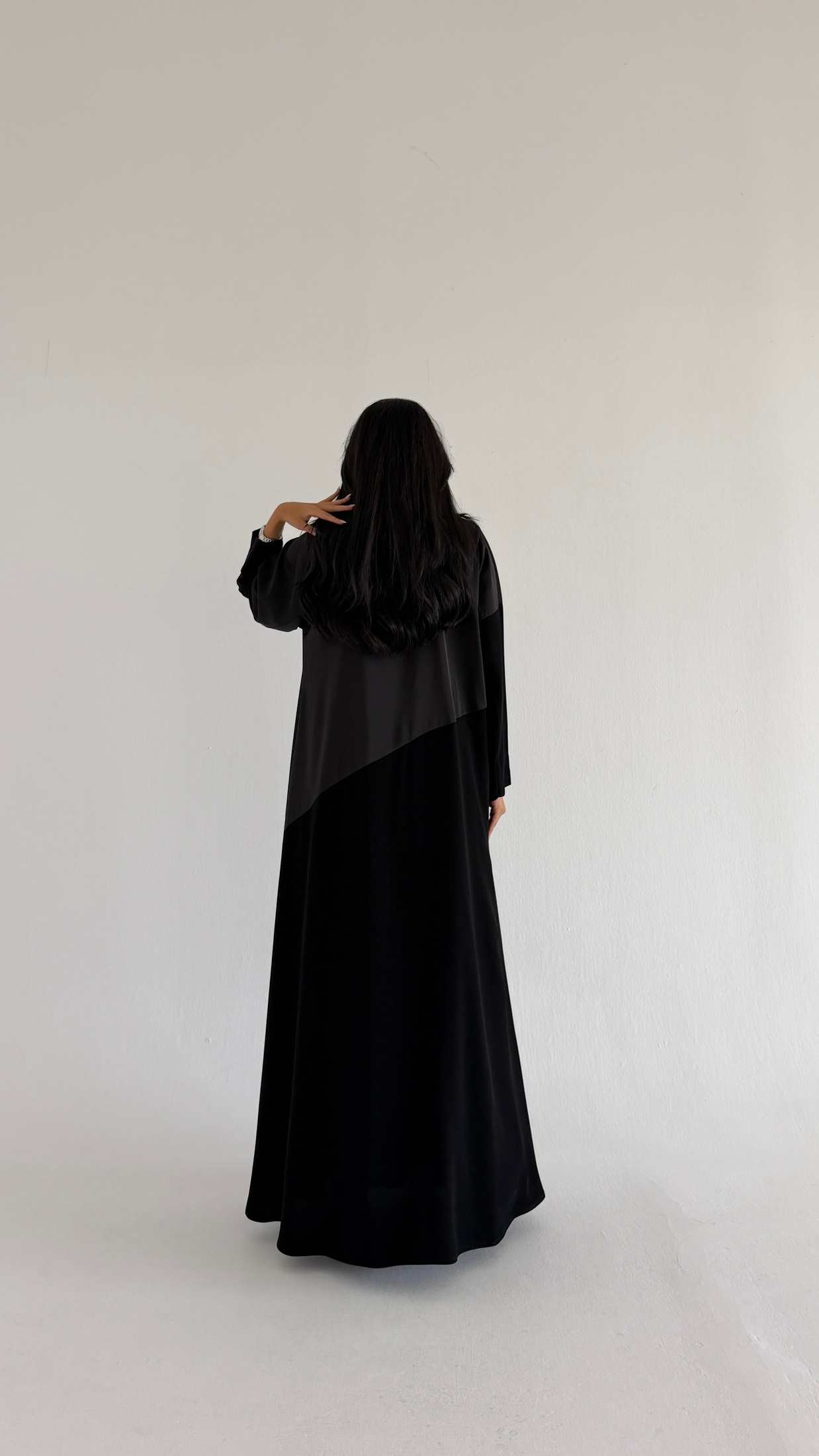 MWT1183 - عباية بتدخيله ساتان اسود - Aya