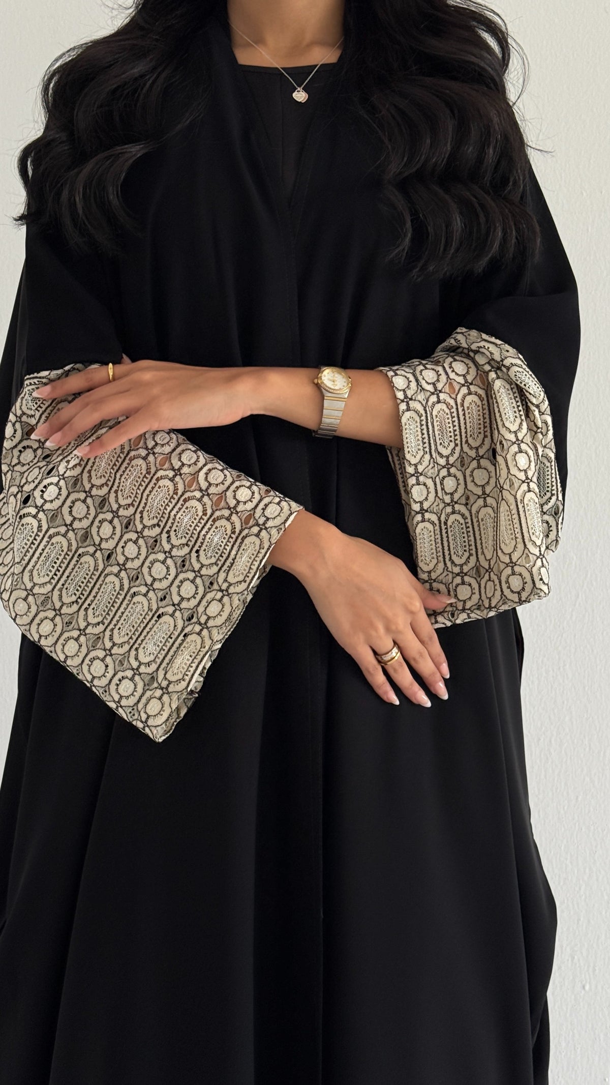 MWT2118 - عباية كريب اسود بتدخيلة أكمام بيج - Aya