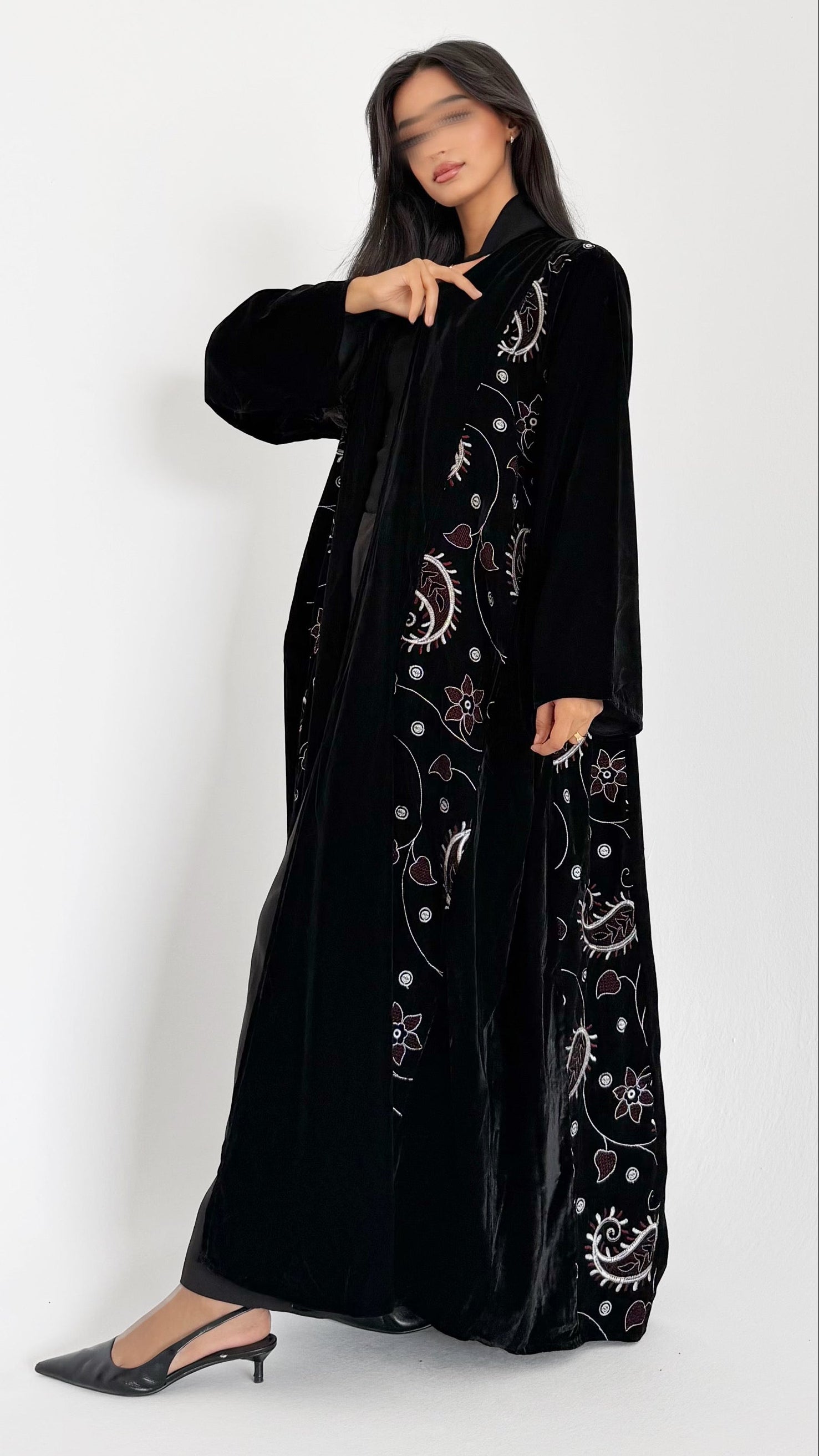 MW1802 - عباية مخمل مع اضافة تطريز كمبويتر على الجوانب