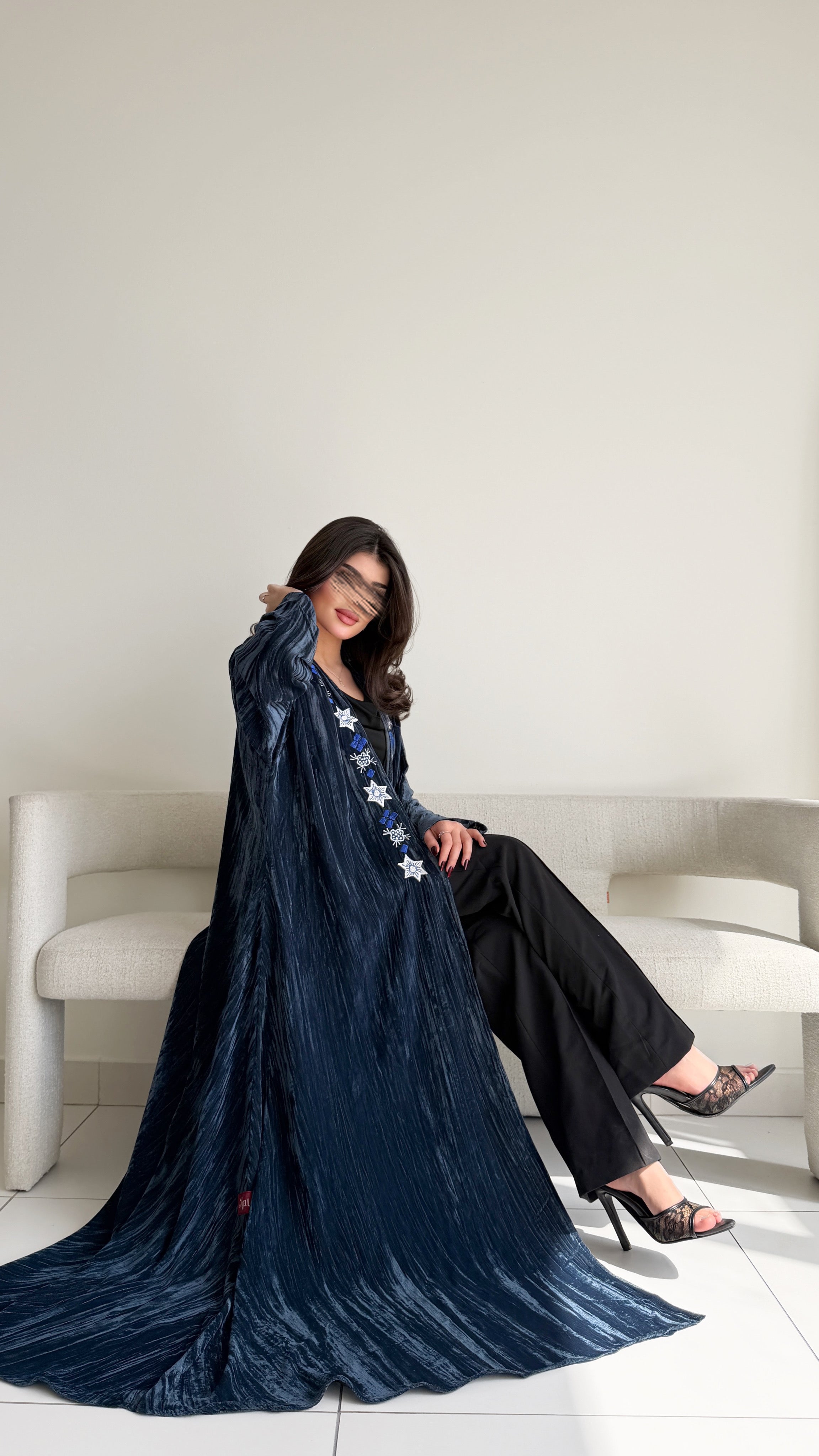 MWT674 - عباية مخمل مع تطريز من الامام - Aya