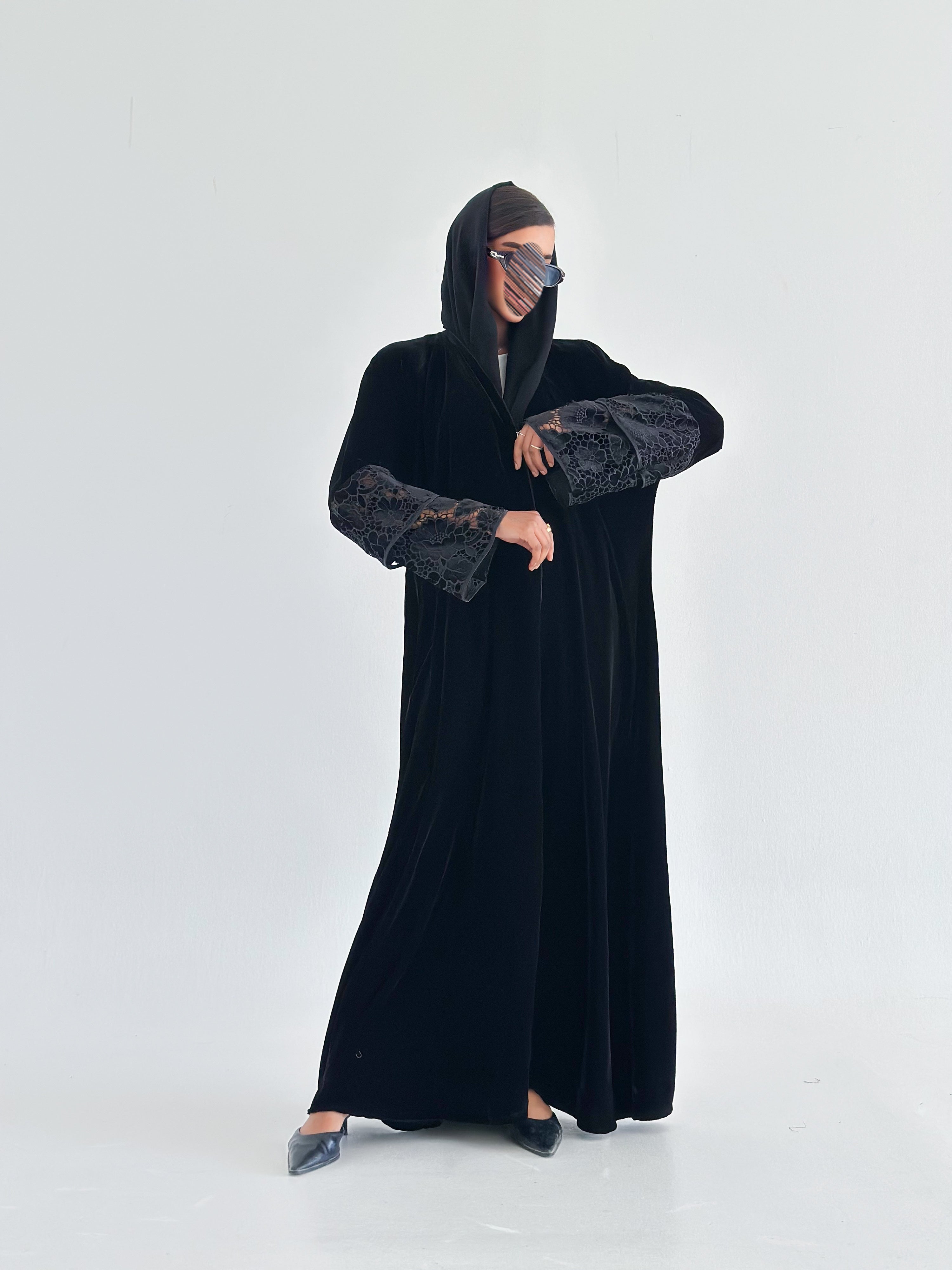 MWT575 - عباية مخمل بأكمام دانتيل - Aya