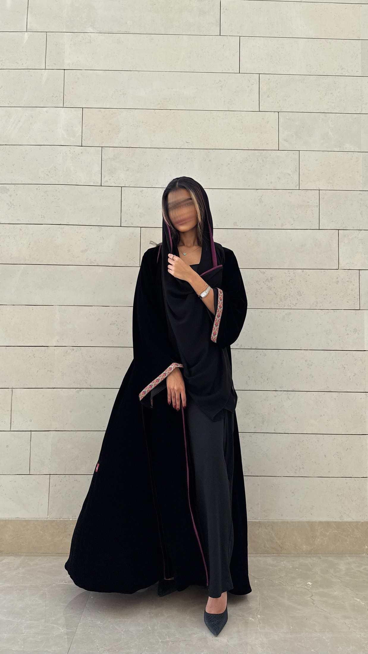 MWT565 - عباية مخمل أسود بخطوط بنفسجية مع تطريز بنفسجي - Aya