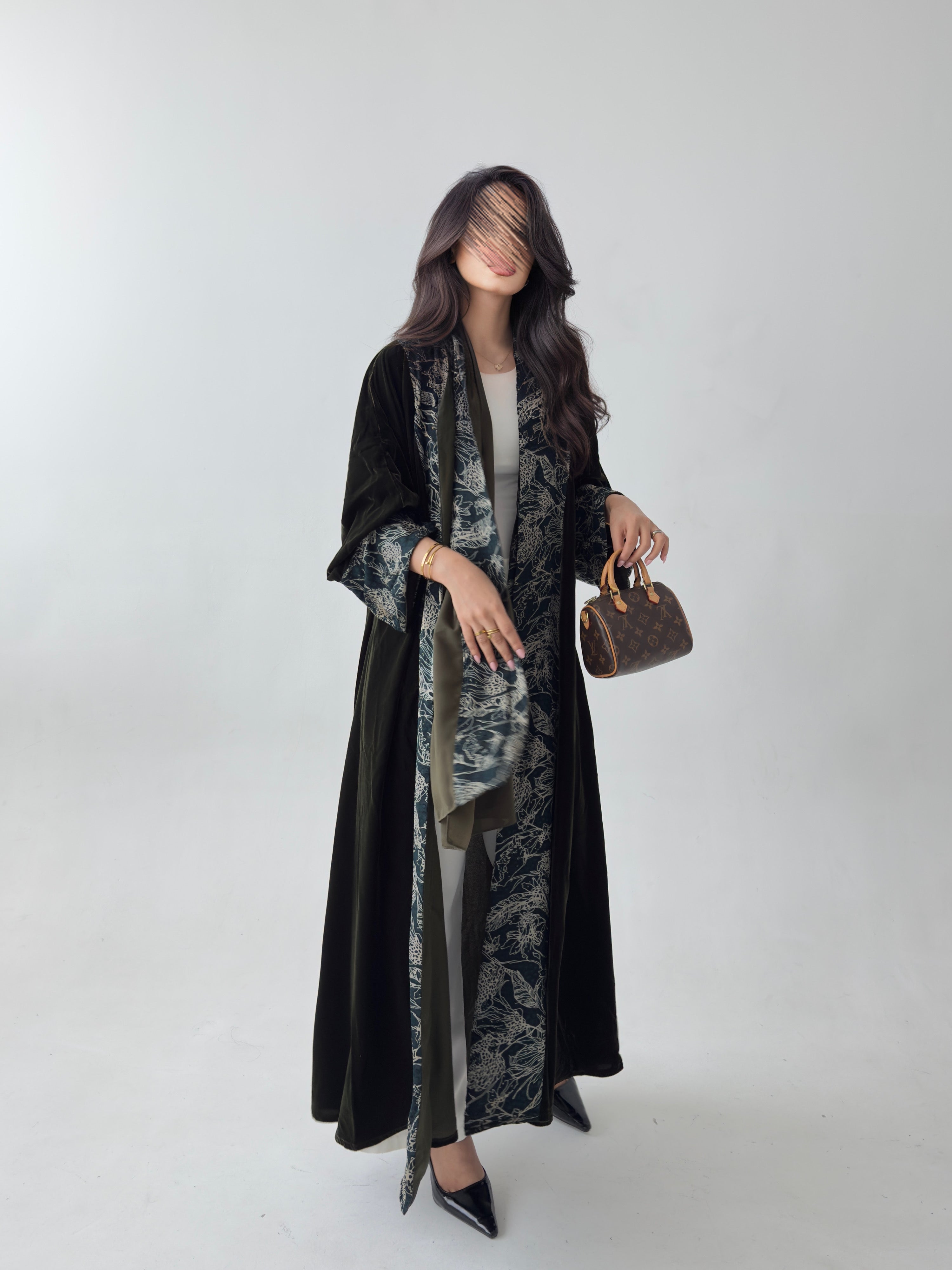 MWT809 - عباية مخمل مع تدخيلة مشجر
