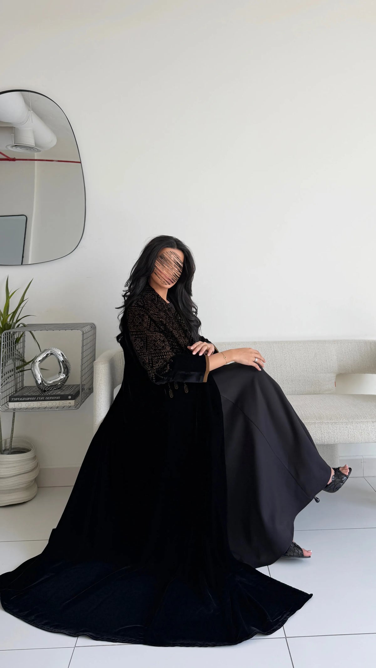 MWT2173 - عباية مخمل أسود مع كلفه كورشية - Aya