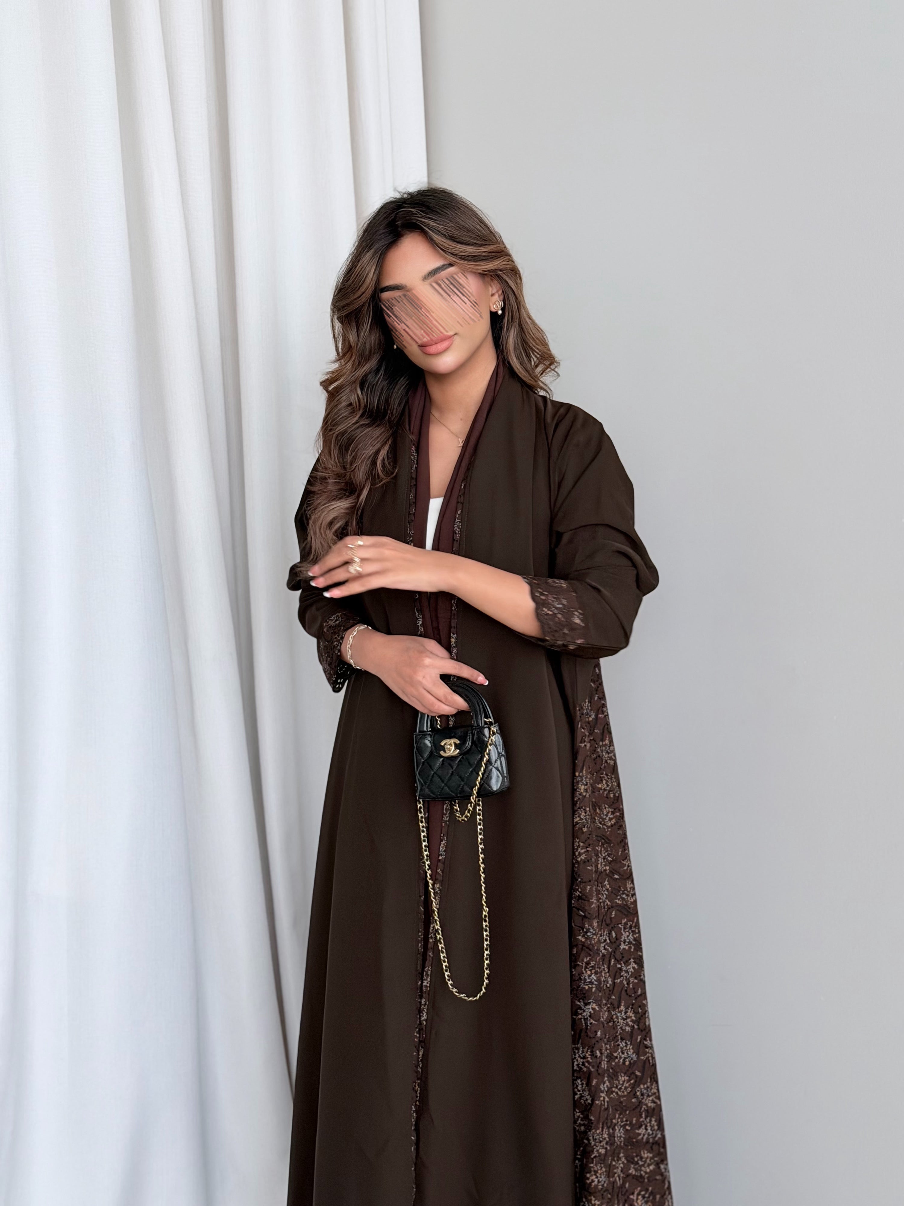 MWT783 - عباية بنية مع ركامة بنية موردة - Aya