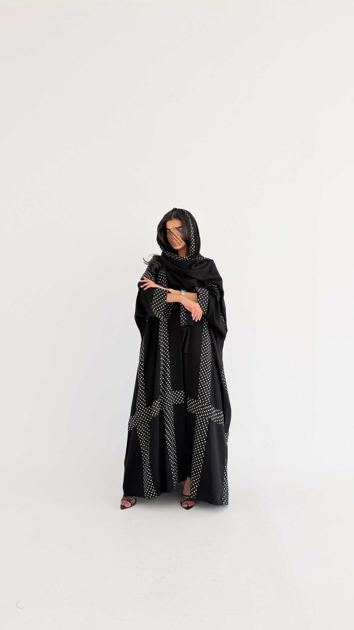 MWT1341 - عباية اسود مع تدخيلة منقط - Aya