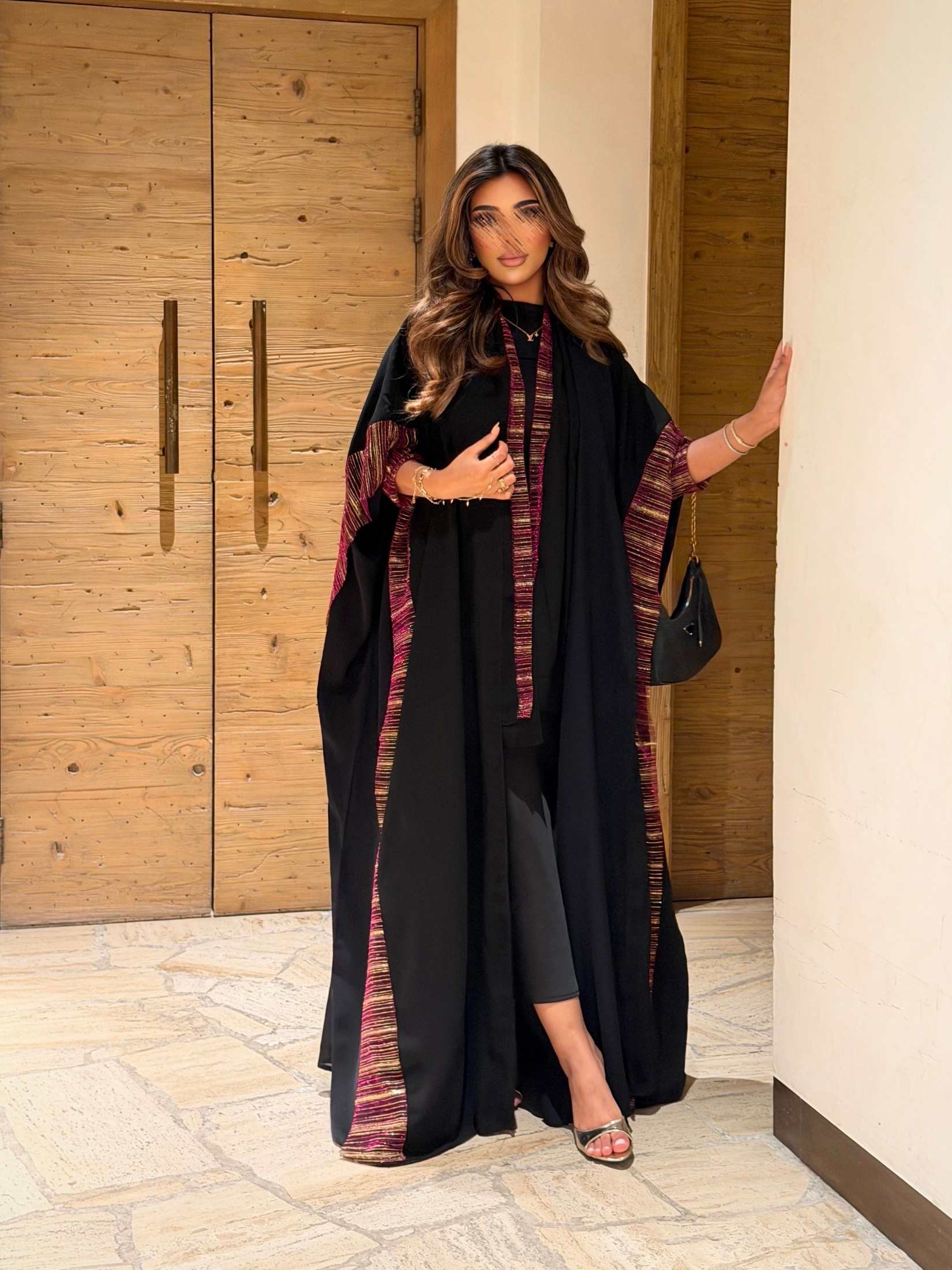 MWT5140 - عبايه كريب مع لمعة تجمع بين البساطة و الأناقة بكمية محدودة - Aya