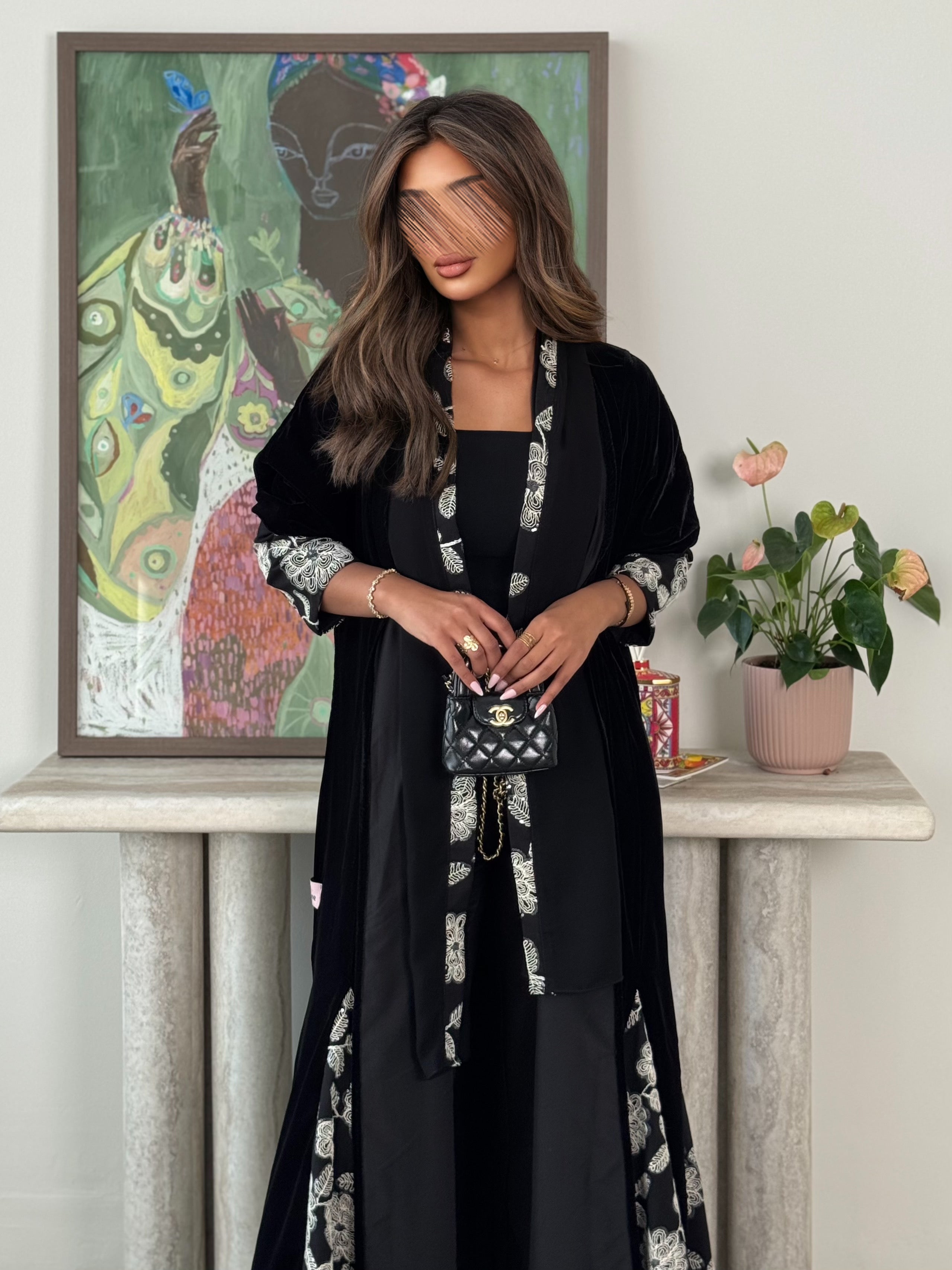 MWT672 - عباية اسود مع تدخيلة ابيض