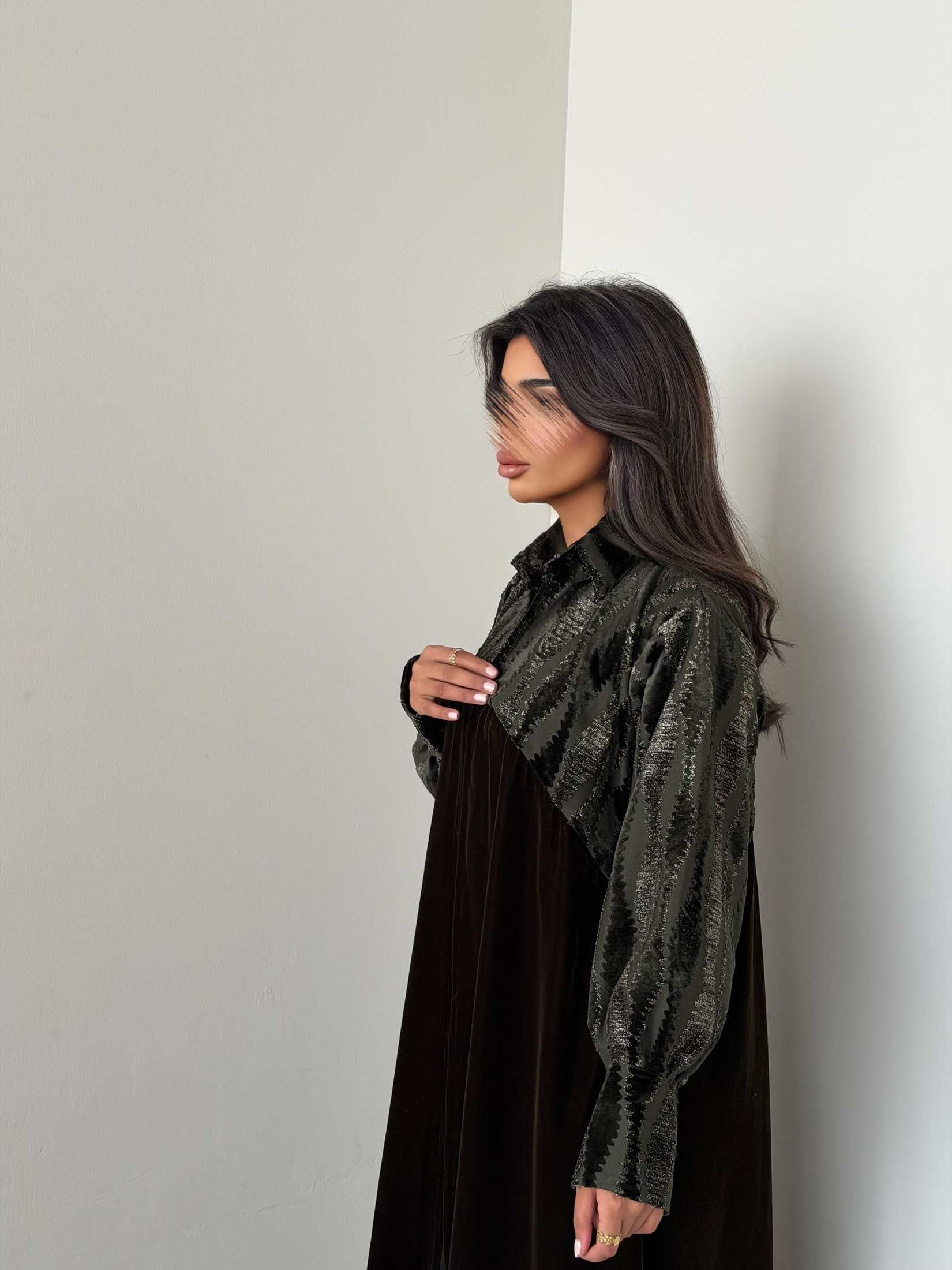 MWT965 - عباية مخمل مع تدخيلة شيفنن مخمل لمعه - Aya