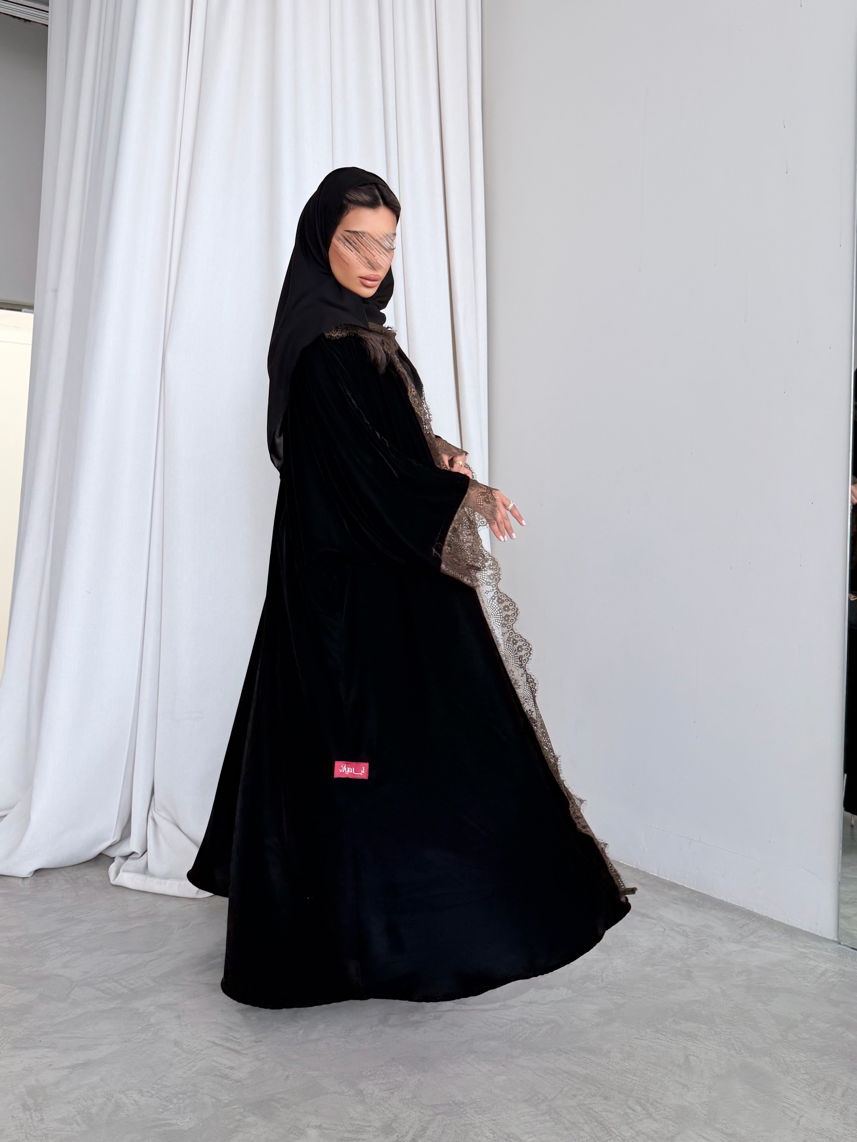 MWT981 - عباية مخمل مع تدخيلة دانتيل زيتي