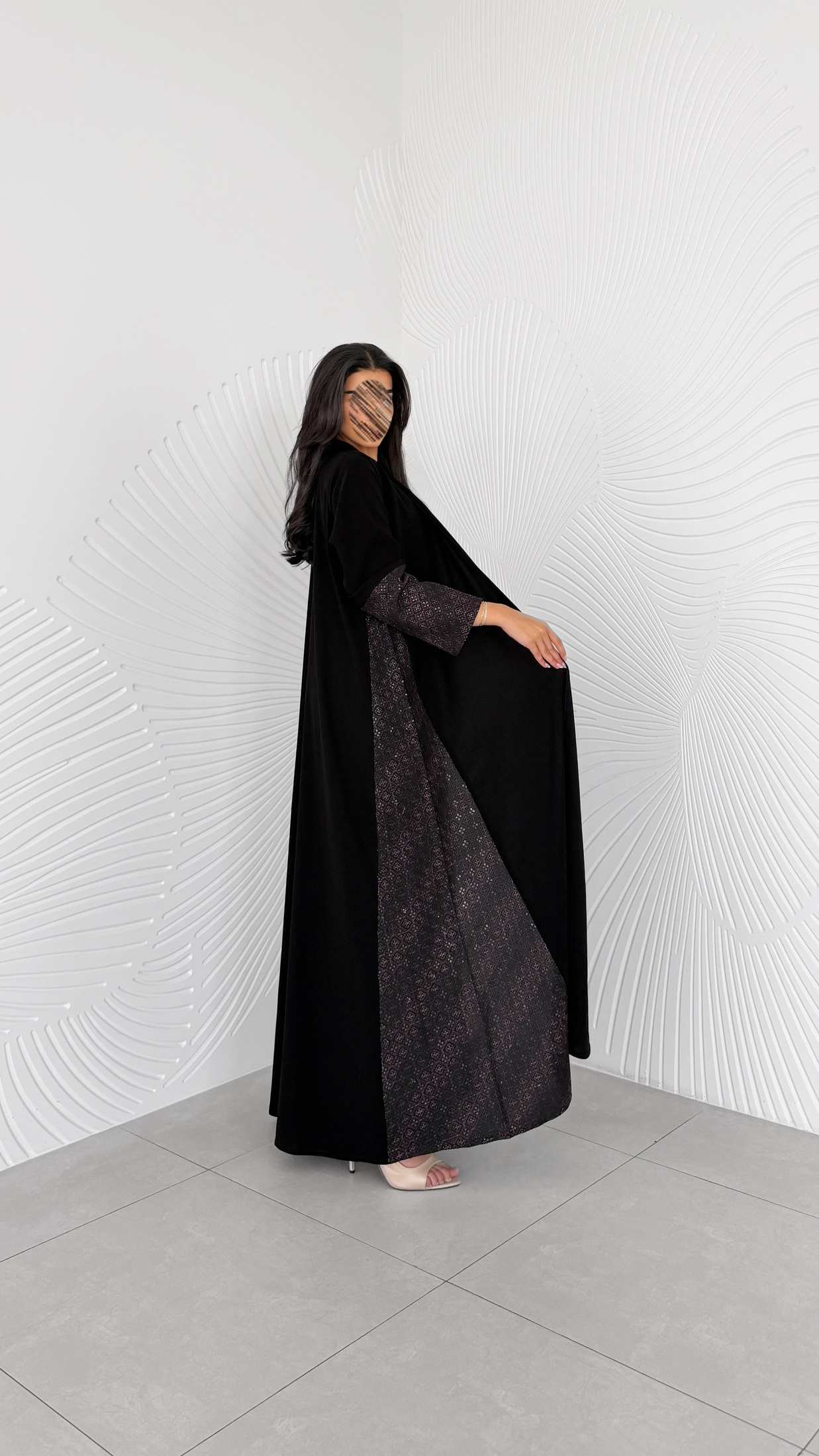 MWT2057 - عباية كريب اسود مع تدخيلة ركامة - Aya