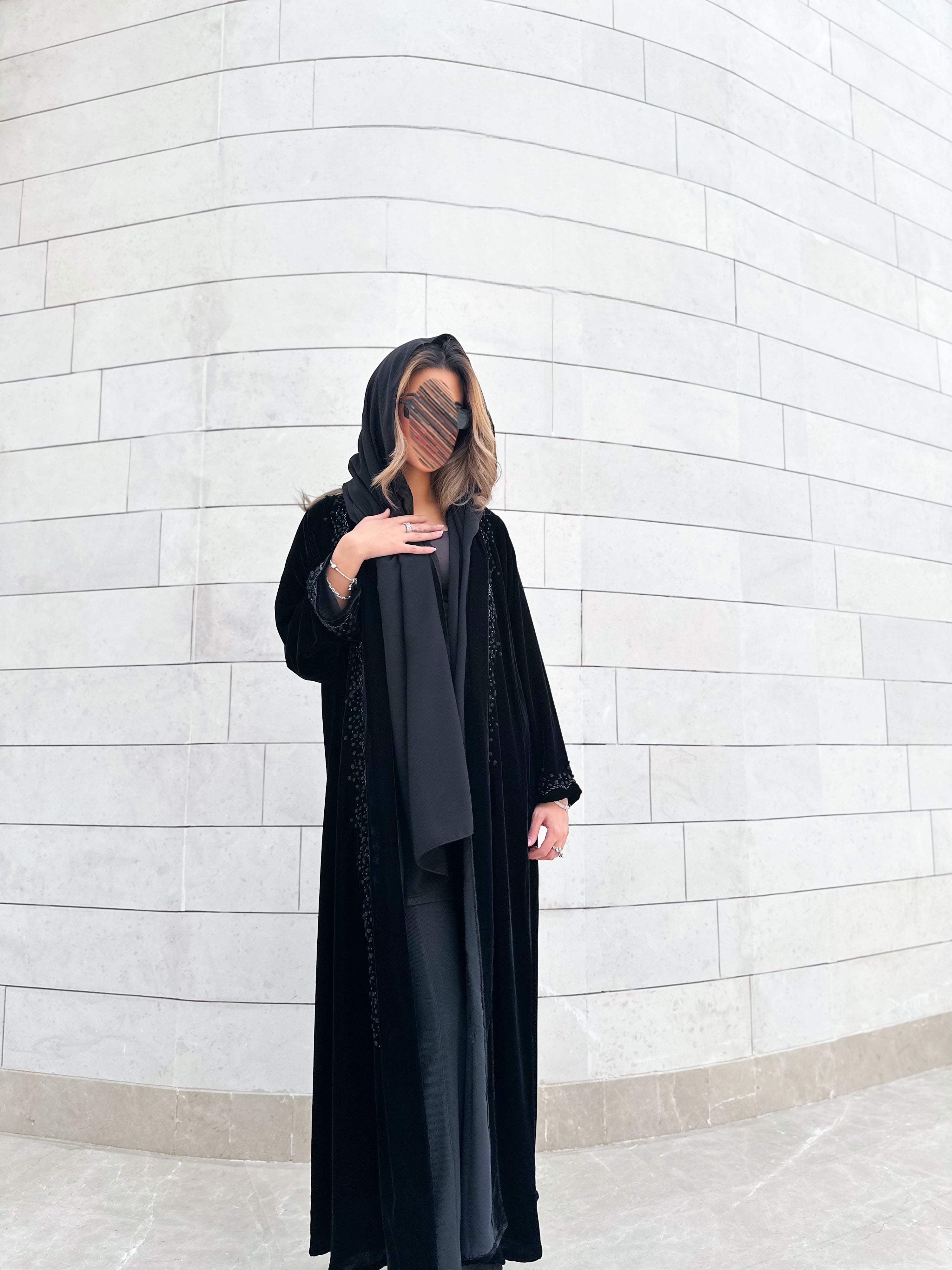 MWT724 - عباية مخمل بتطريز اسود - Aya
