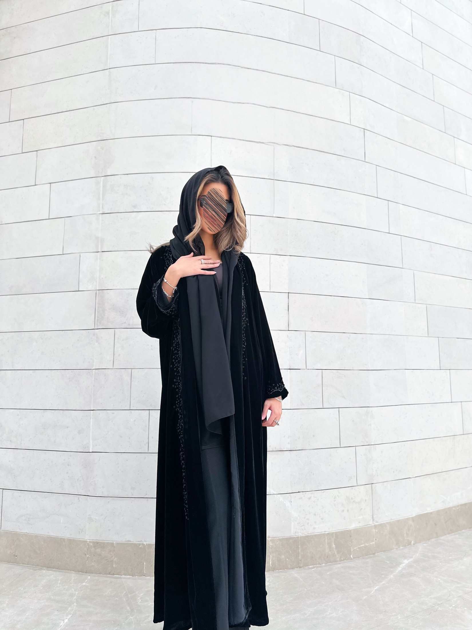 MWT724 - عباية مخمل بتطريز اسود - Aya