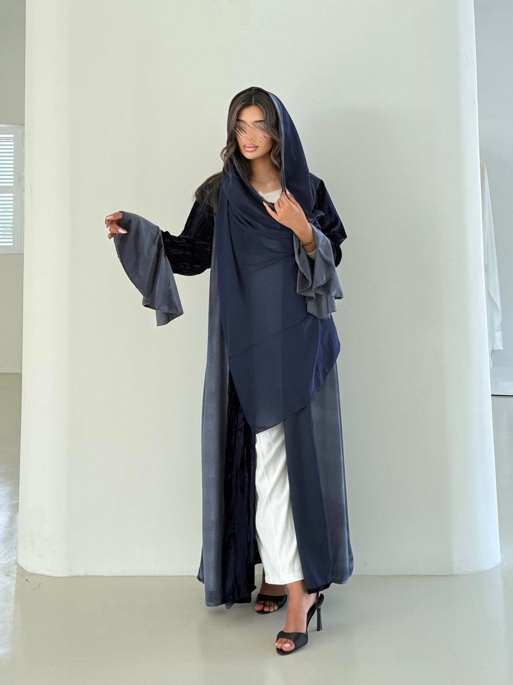 MWT966 - عبايه مخمل مع تدخيلة مخمل سترتش من الاجناب والاكمام - Aya