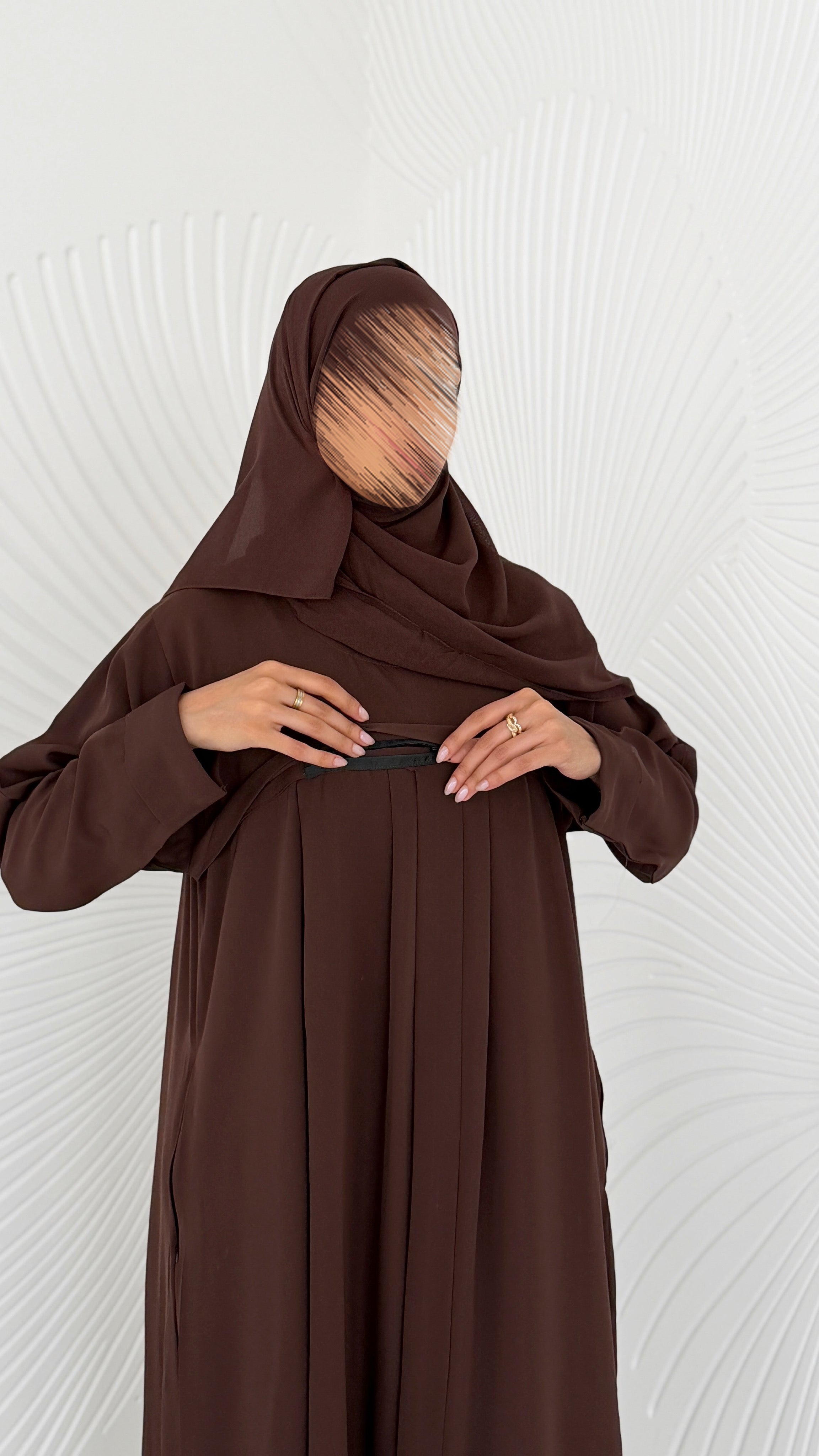 MWO008 - عباية بكسرات واسعة وجيب مخفي في الصدر - Aya