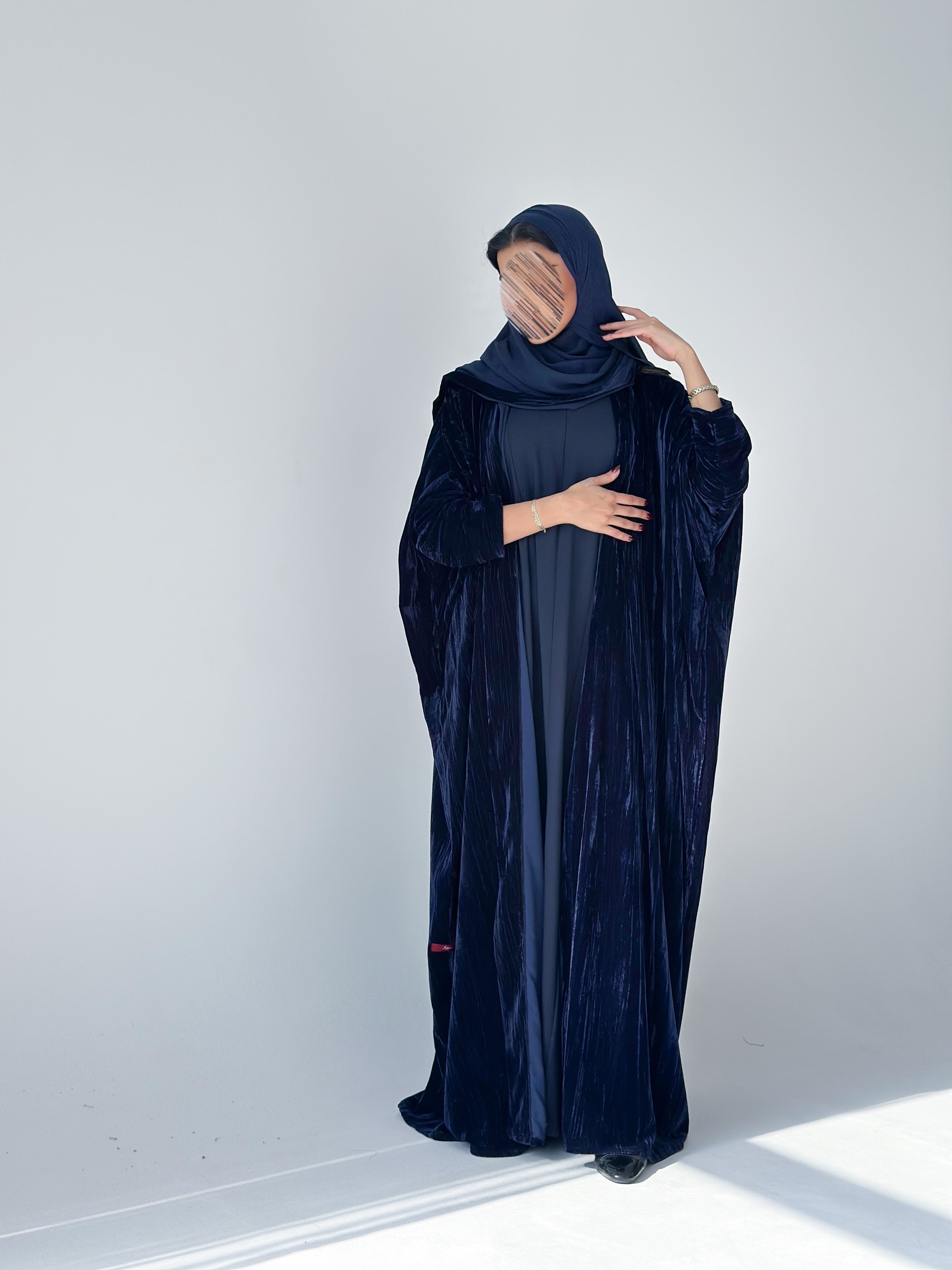 MW1887 - عباية مخمل مع فستان كريب