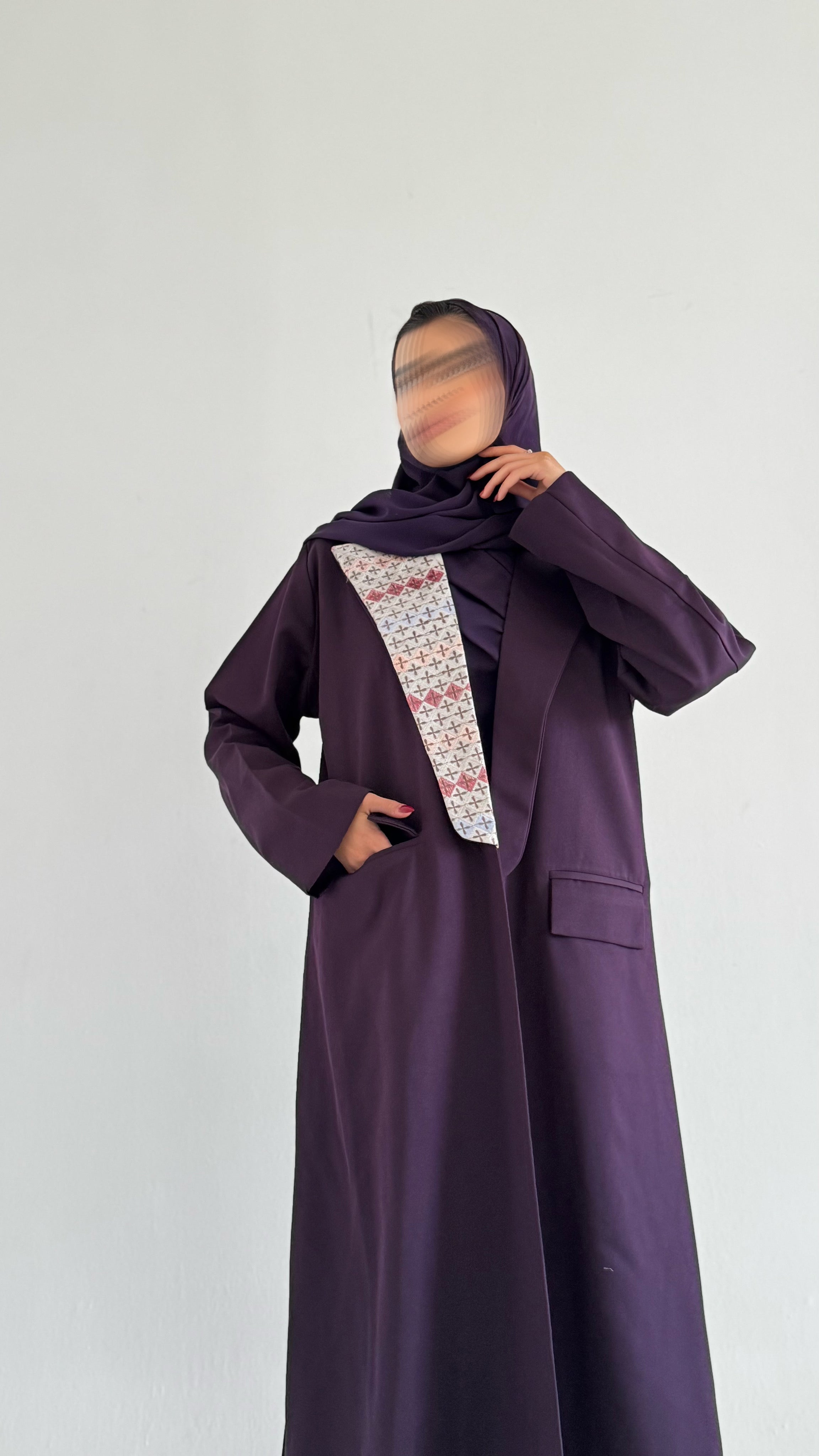 MW1706 - عباية بليزر بتطريز على الياقة - Aya