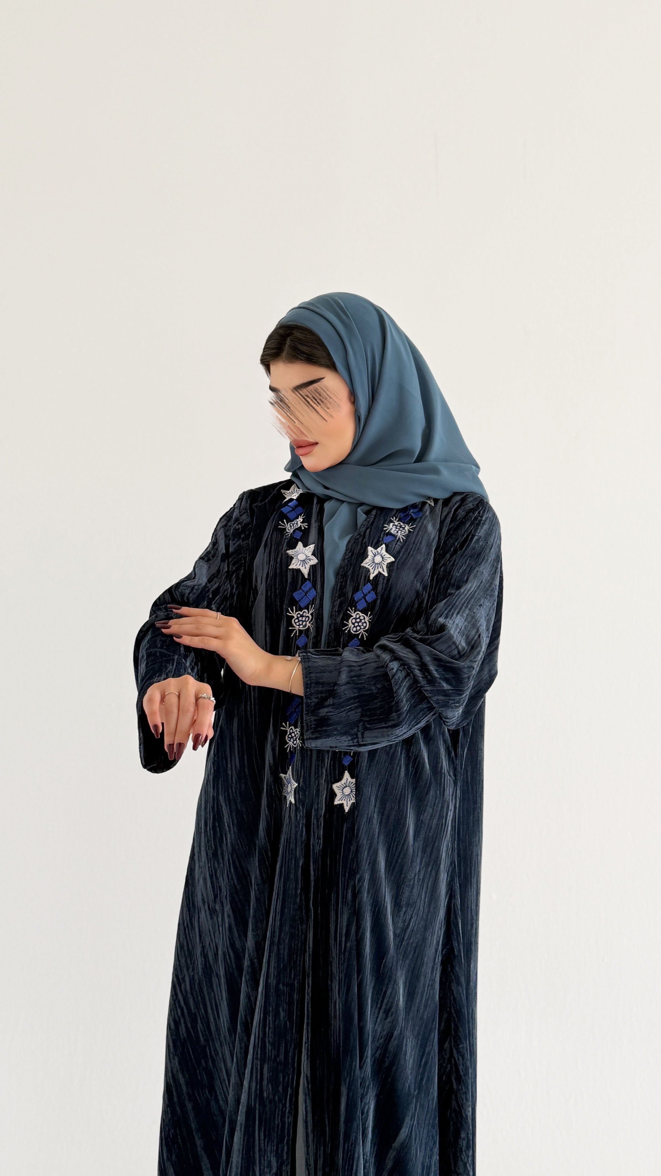MWT674 - عباية مخمل مع تطريز من الامام - Aya