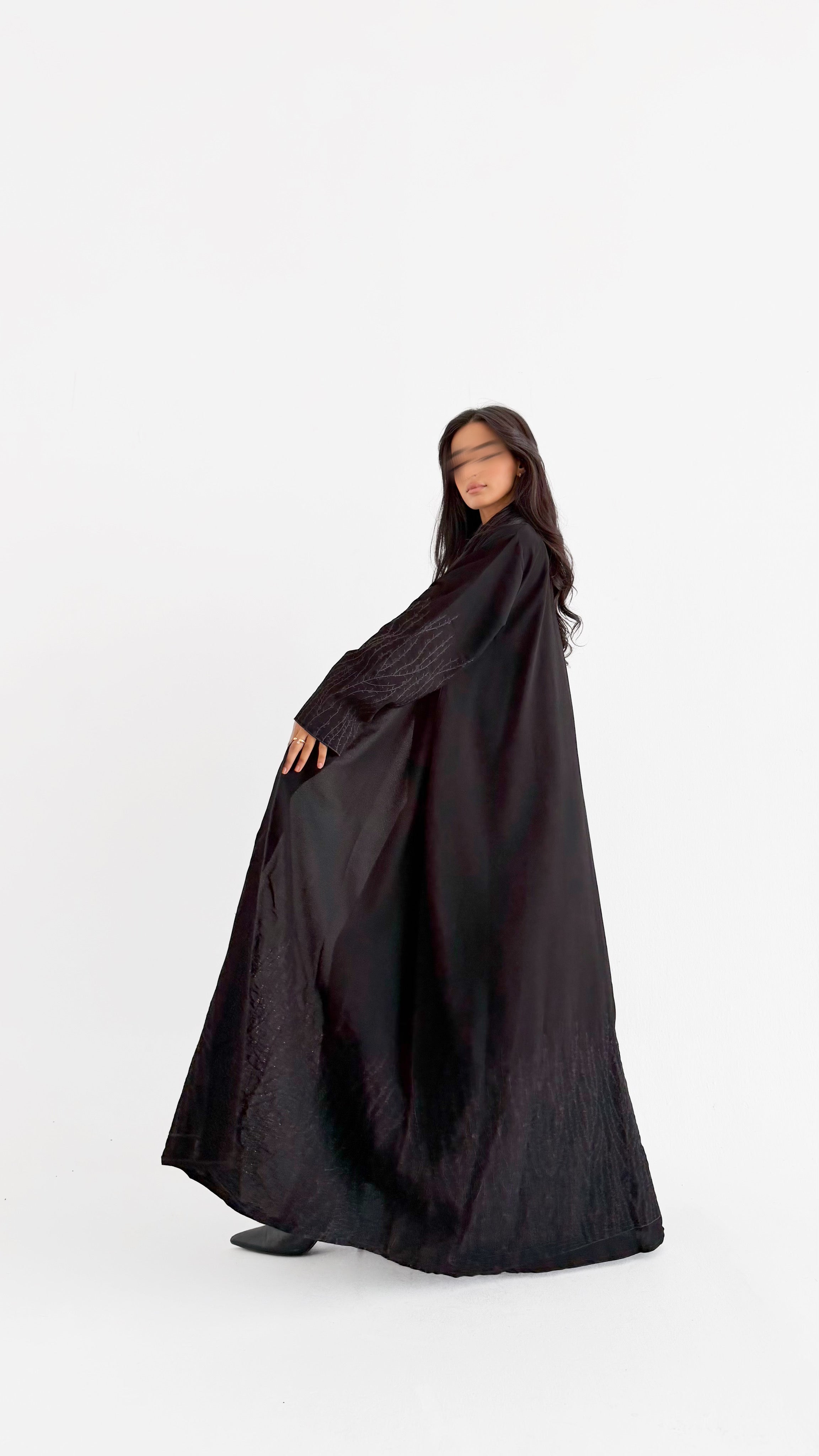 MW1786 - عباية قماش ملكي تطريز كبيوتر الاكمام والاسفل