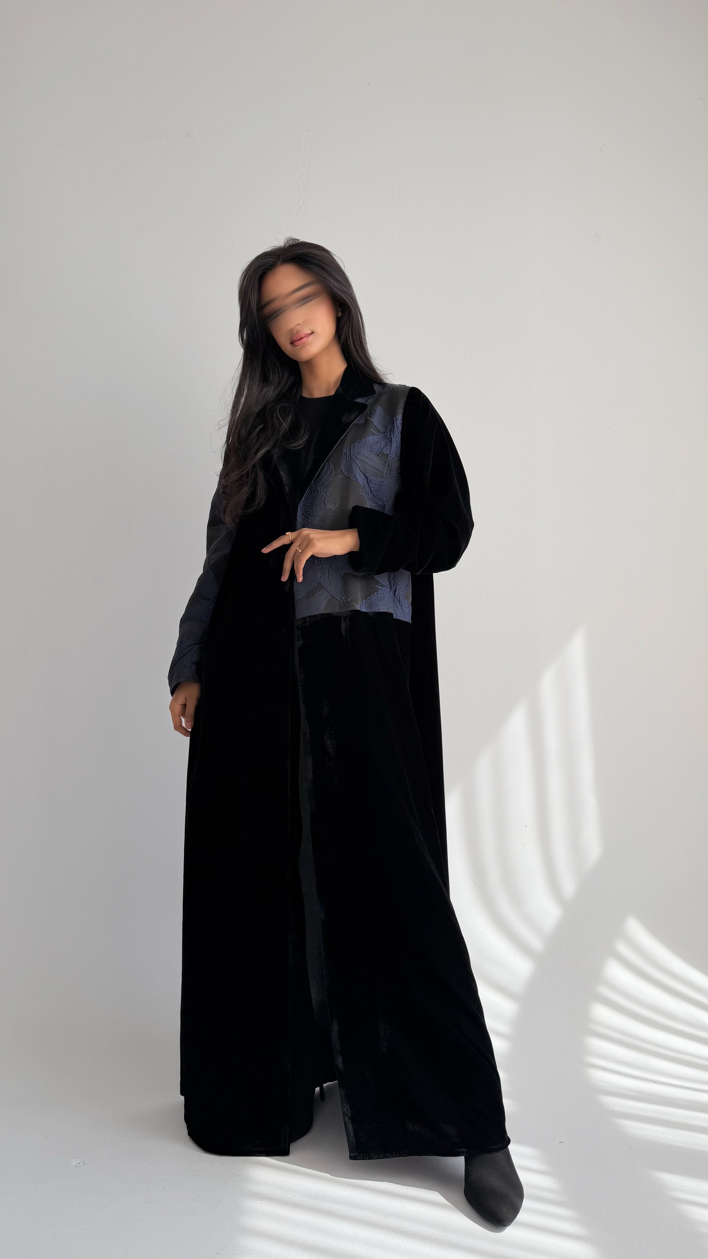 MWT848 - عباية مخمل مع تدخيلة جاكار - Aya