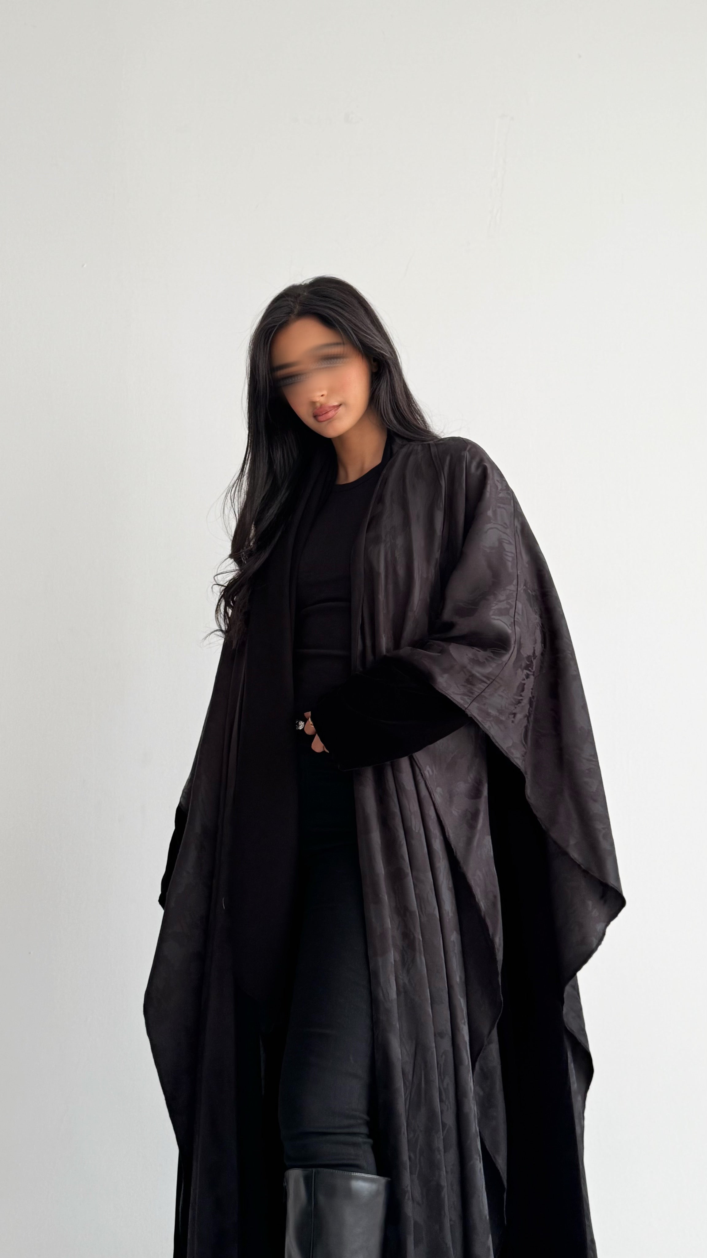 MW1849 - عباية مخمل مع اضافة قطعة من الجاكار لتعطي اطلالة راقية وعصرية - Aya