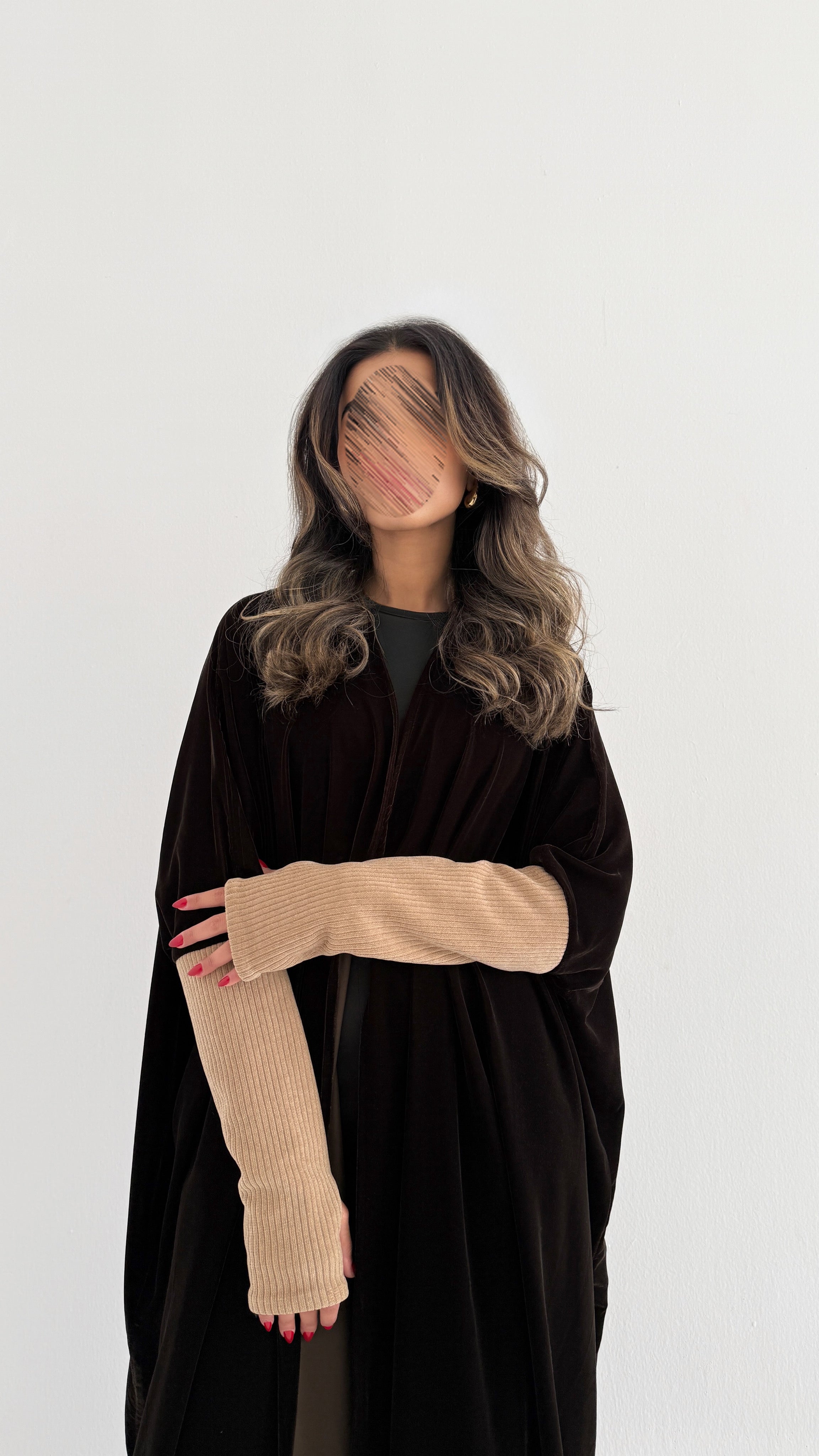 MWT748 - عباية مخمل بأكمام استرتش - Aya