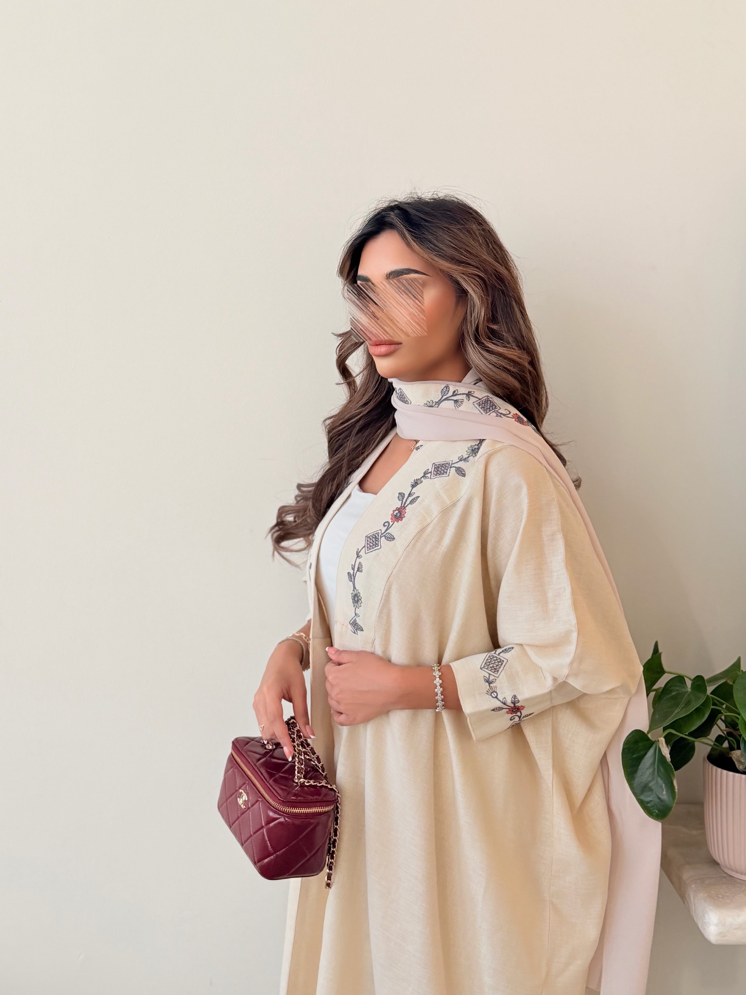 MWT5027 - لينن بيج قصة نص بشت مع قماش مطرز بالأكمام والأمام - Aya