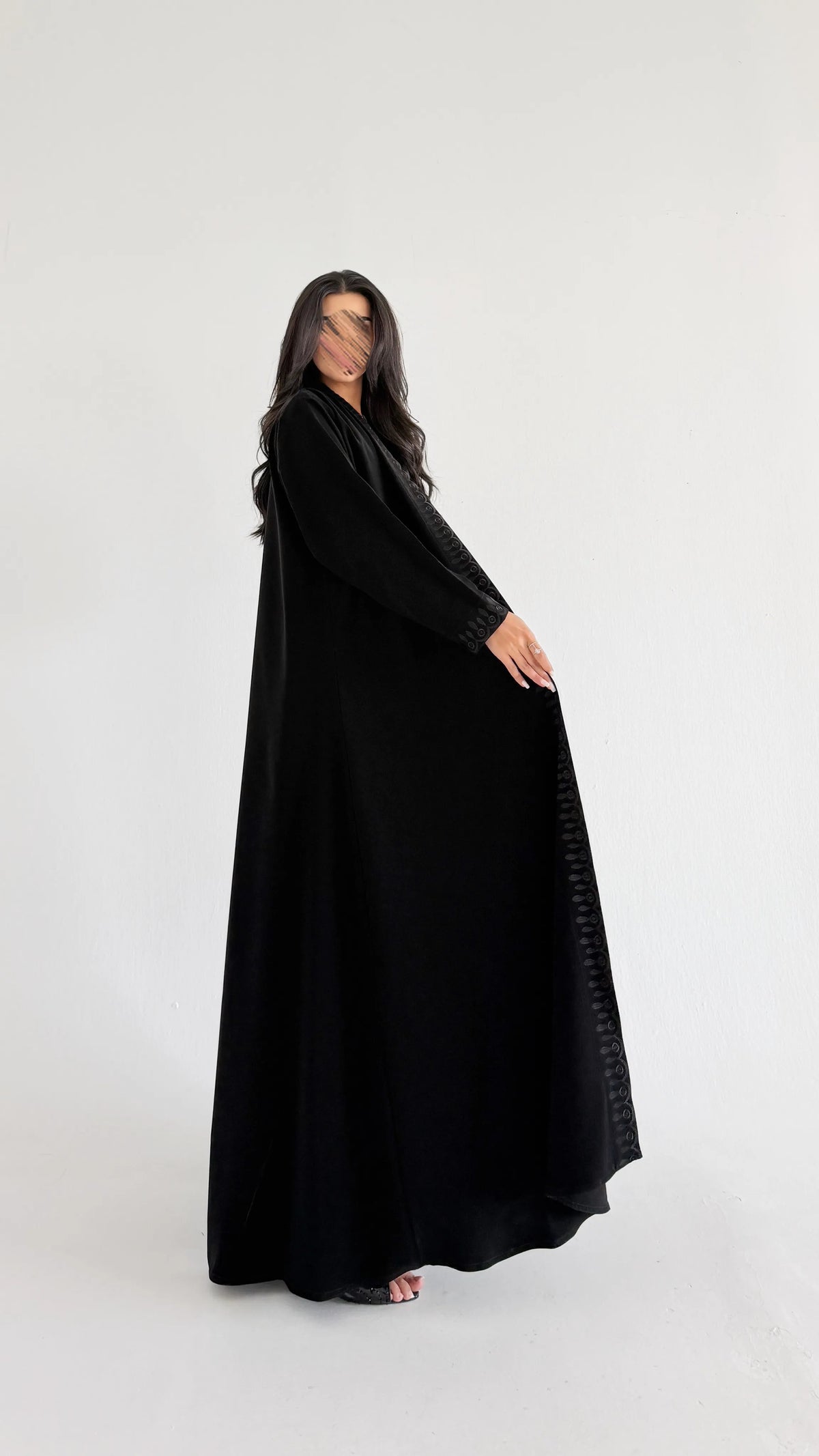 MW427 - عباية سوداء مطرزة